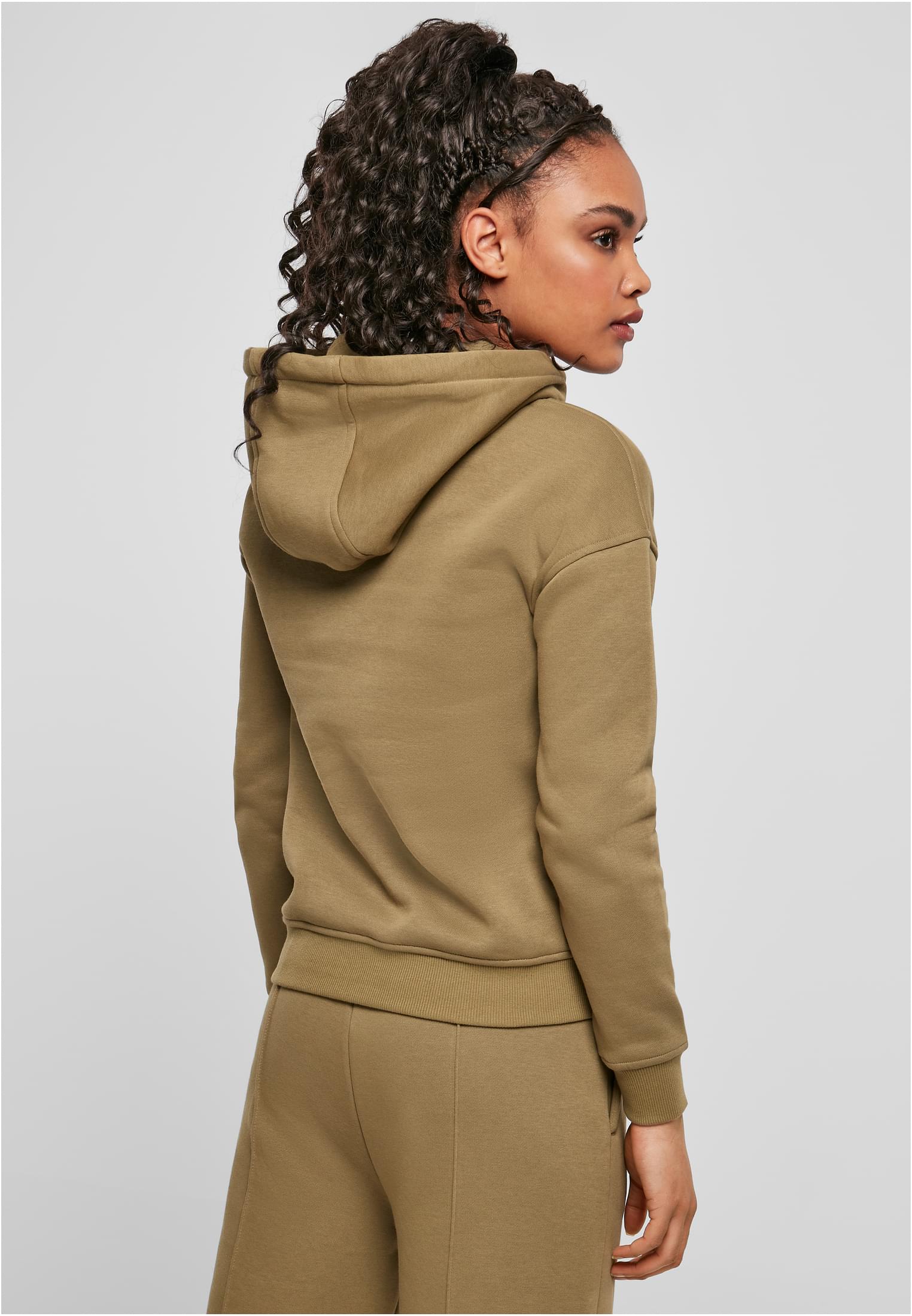 En kvinna sedd snett bakifrån, som bär en mjukt grön Ladies Hoody från Urban Classics.