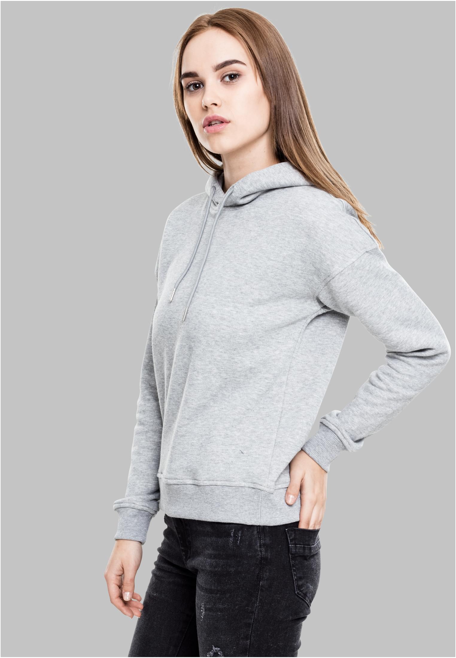 En kvinna som bär en gråmelerad Ladies Hoody från UC Ladies.