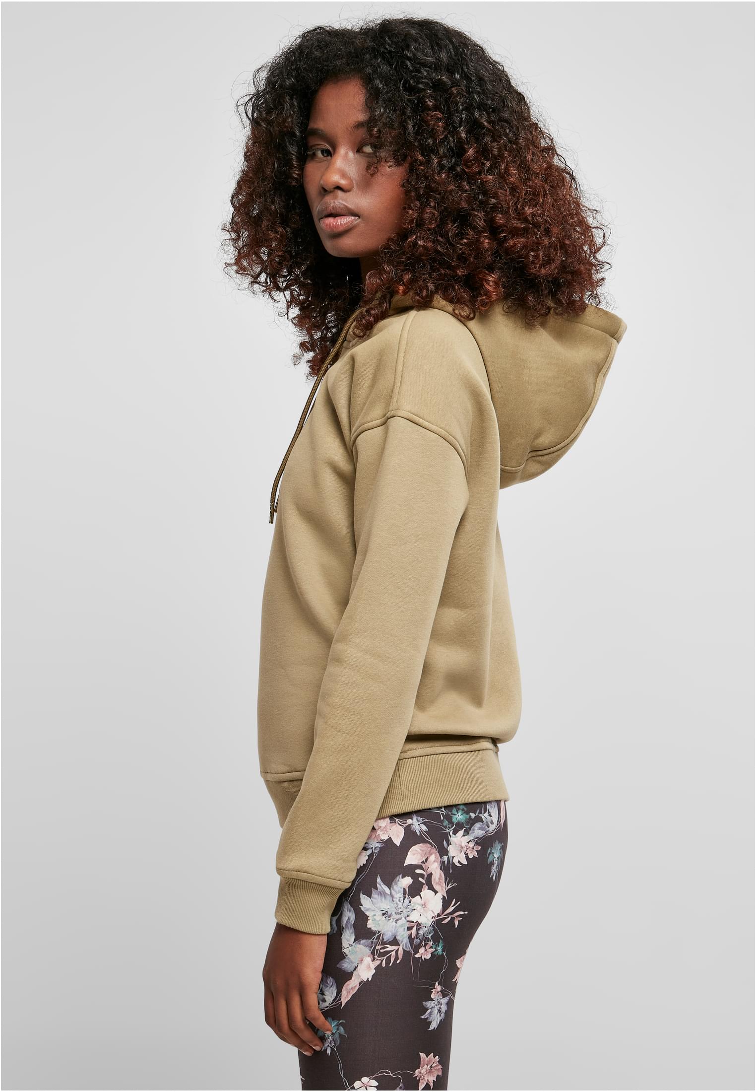 Sidovy av en kvinna som bär en Ladies Hoody i färgen softseagrass.