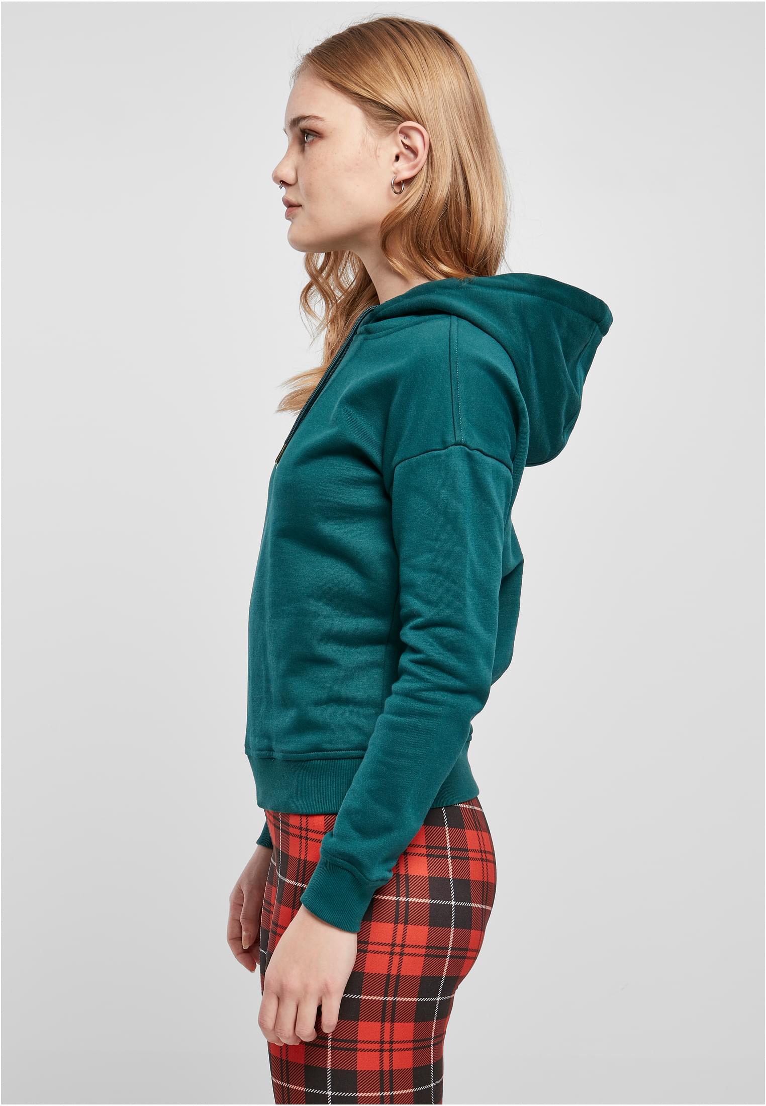 Sidoprofil av en kvinna som bär en petrolgrön Ladies Hoody från Urban Classics.