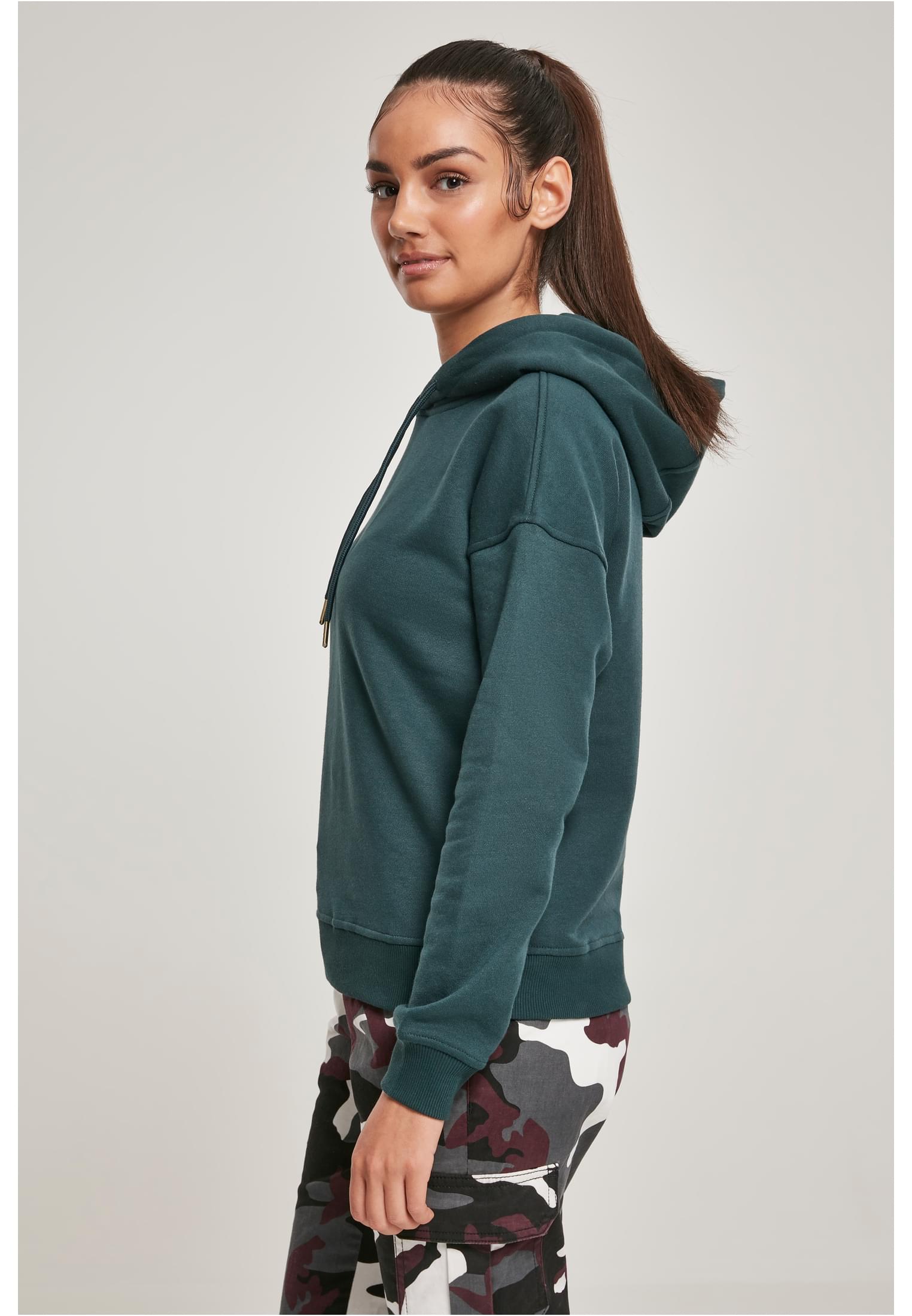 Sidovy av en kvinna som bär en mörkgrön Ladies Hoody från Urban Classics.
