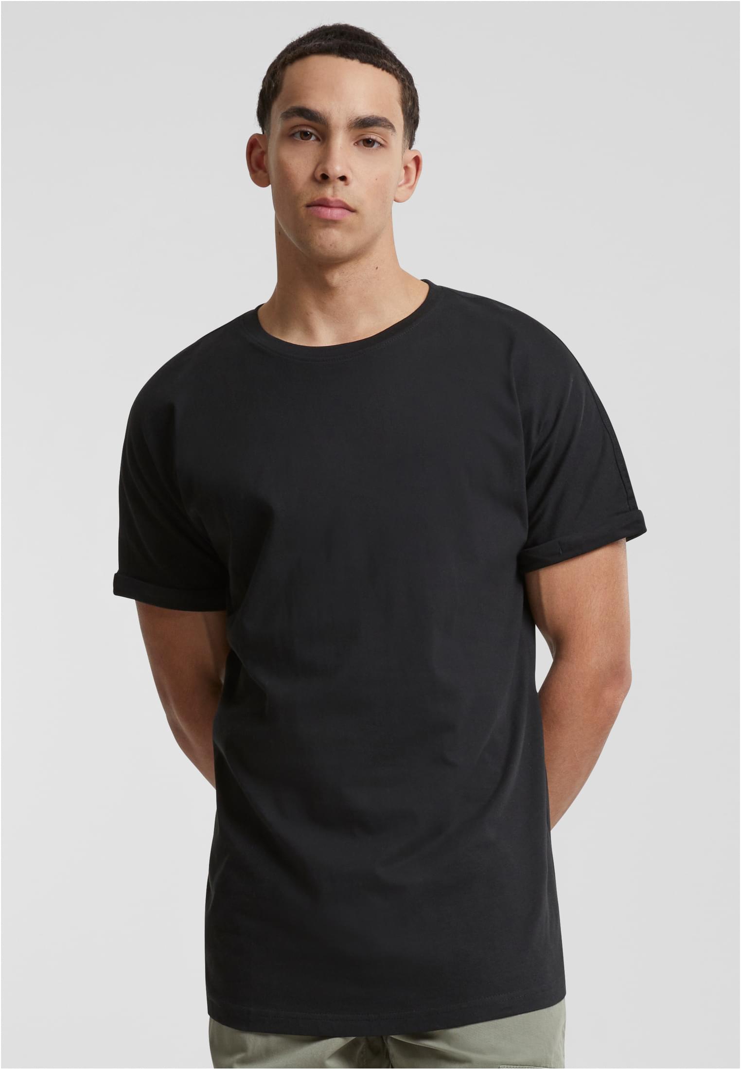 Frontbild på en manlig modell i en Long Shaped Turnup Tee.