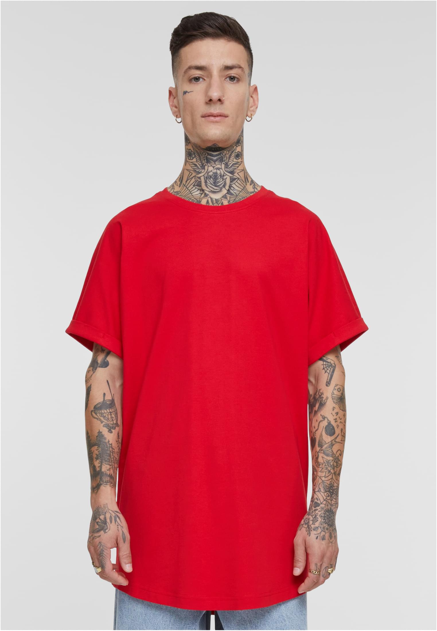 Frontvy av en tatuerad man som bär en röd Long Shaped Turnup Tee.