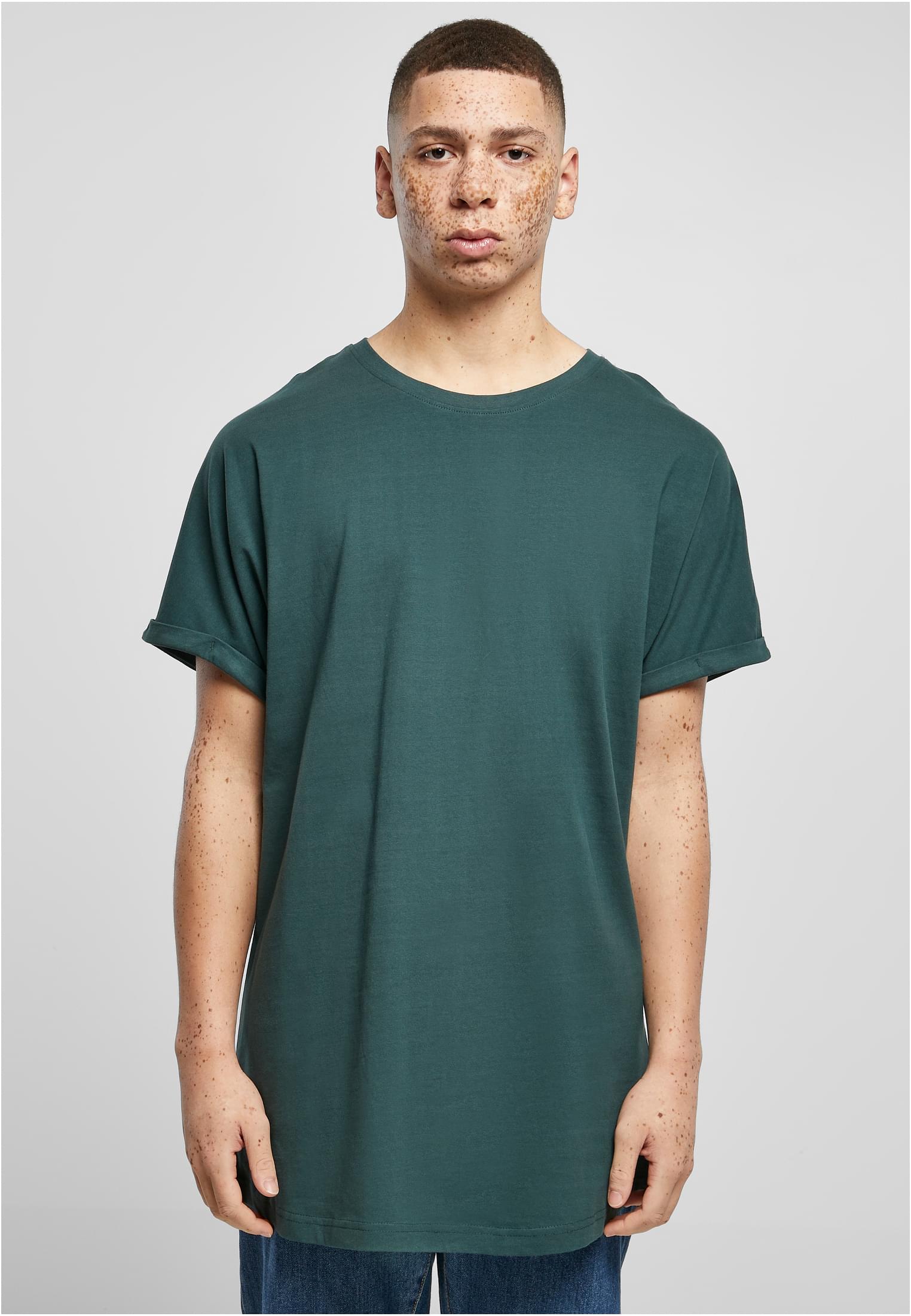Framsida av en manlig modell som bär en mörkgrön Long Shaped Turnup Tee från Urban Classics.