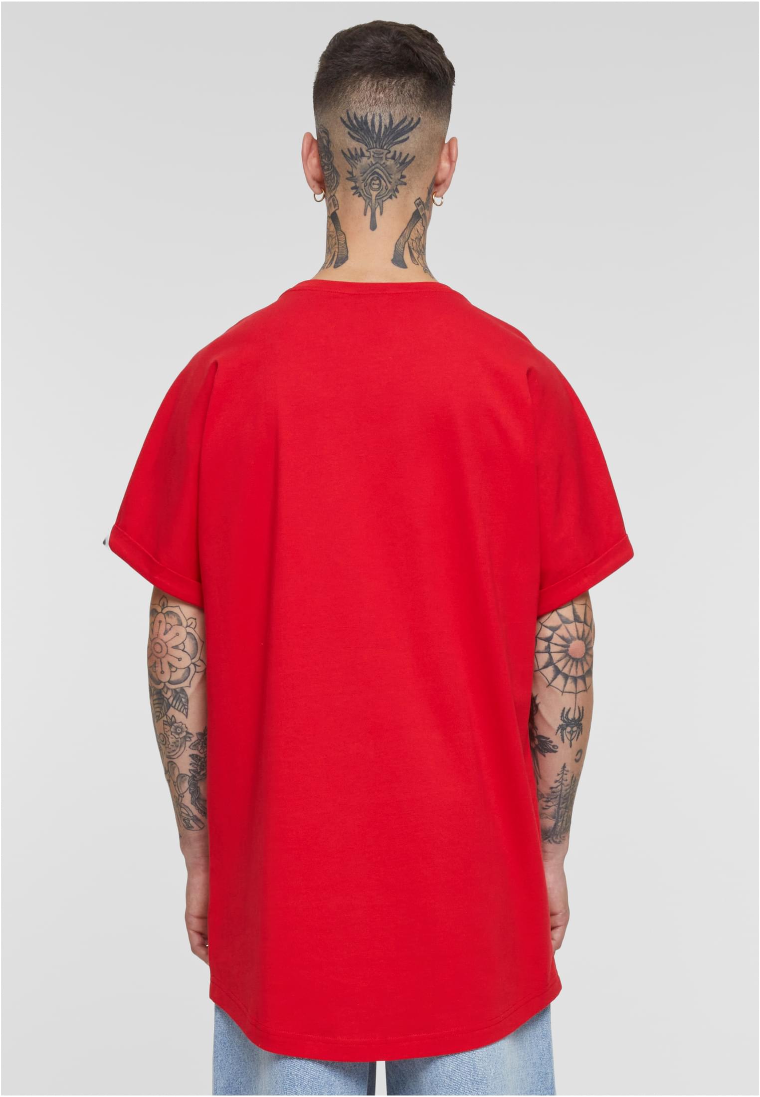 Baksidan av en man med tatueringar på halsen och armarna, iklädd en röd Long Shaped Turnup Tee.