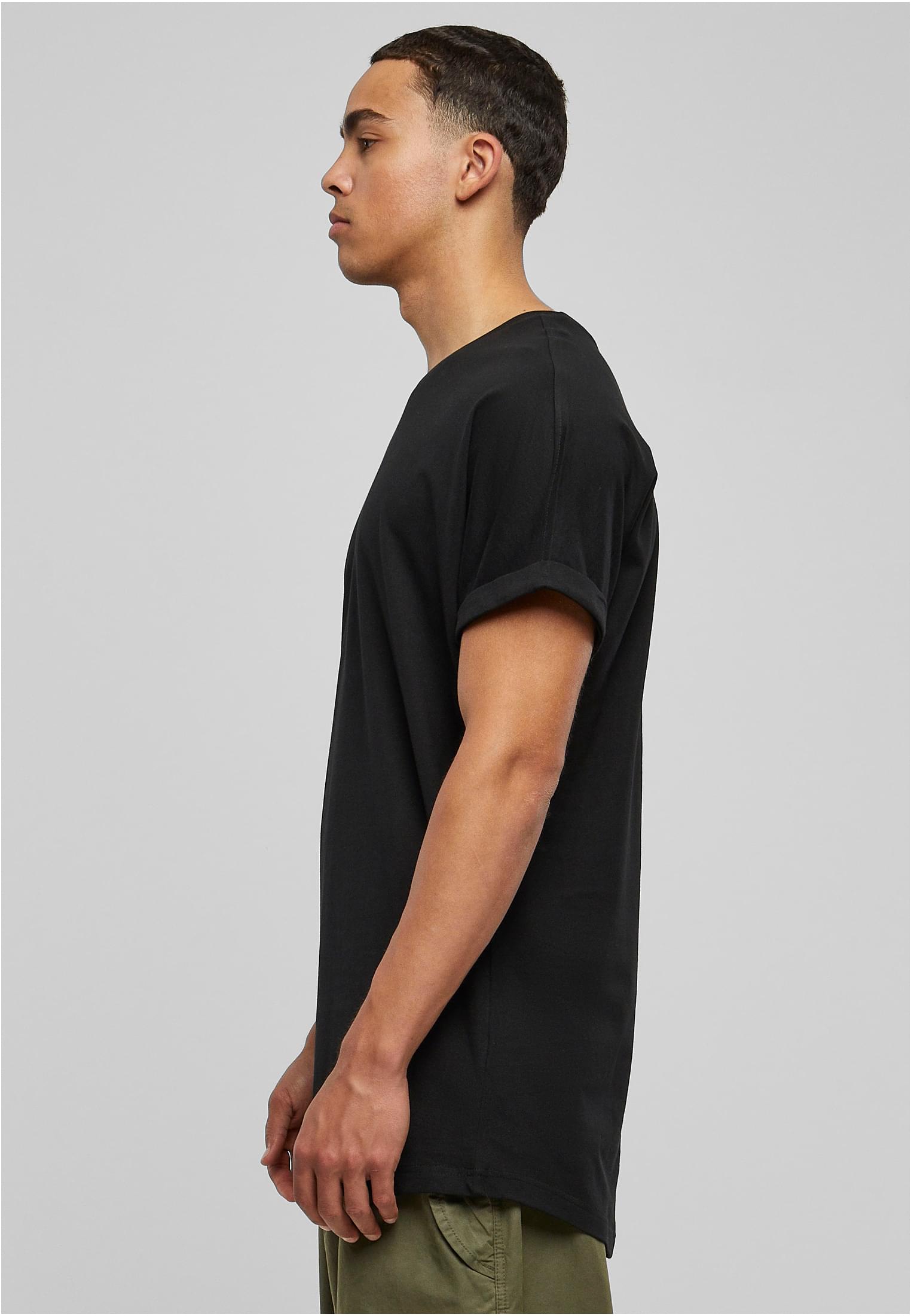 Manlig modell i sidoprofil som bär en svart Long Shaped Turnup Tee.