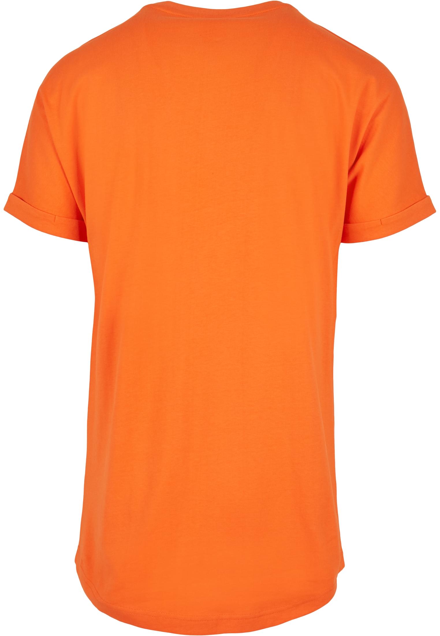 Baksidan av en orange Long Shaped Turnup Tee med uppvikta ärmar.