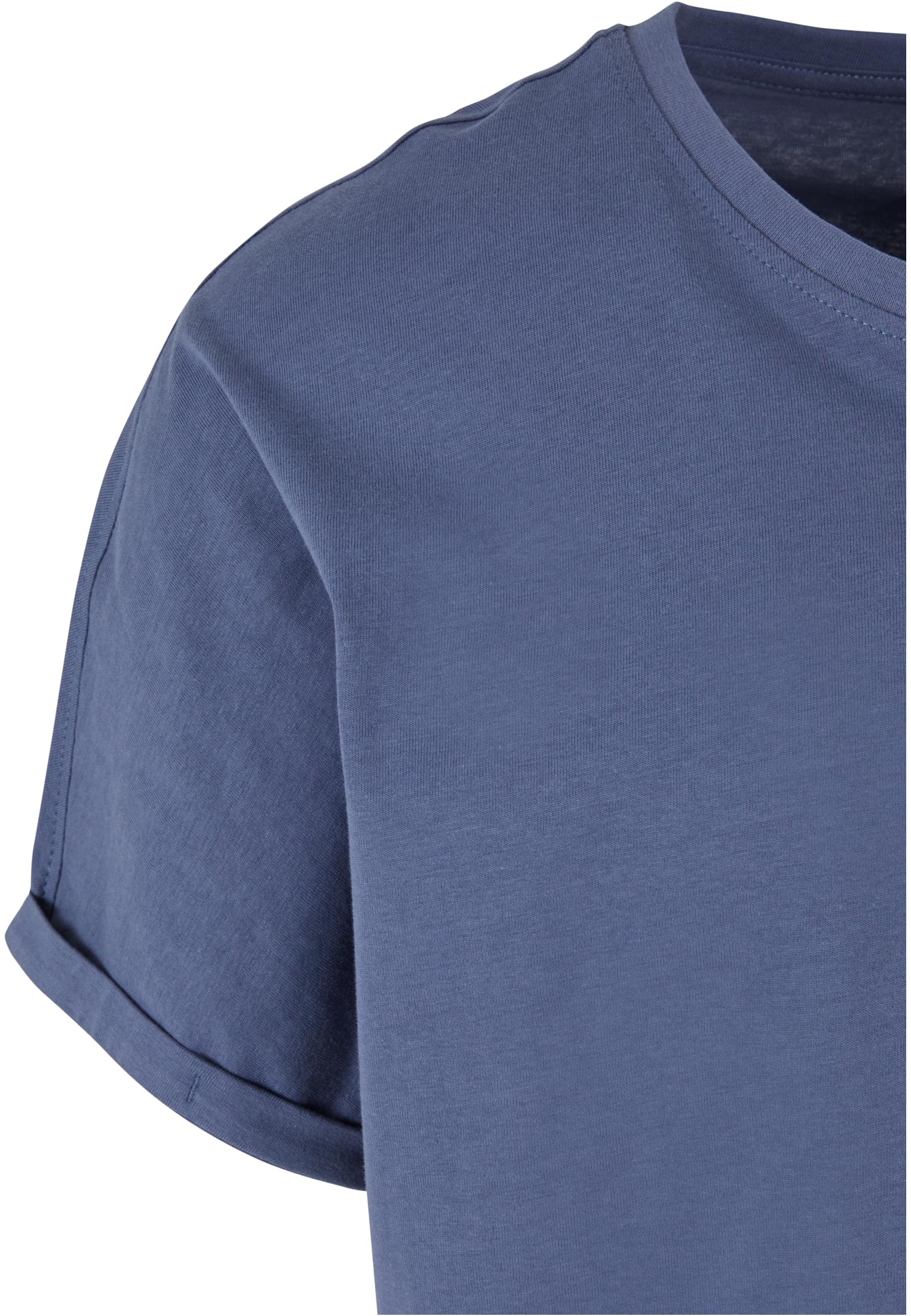 Detaljbild av kragen och den uppvikta ärmen på en Long Shaped Turnup Tee.