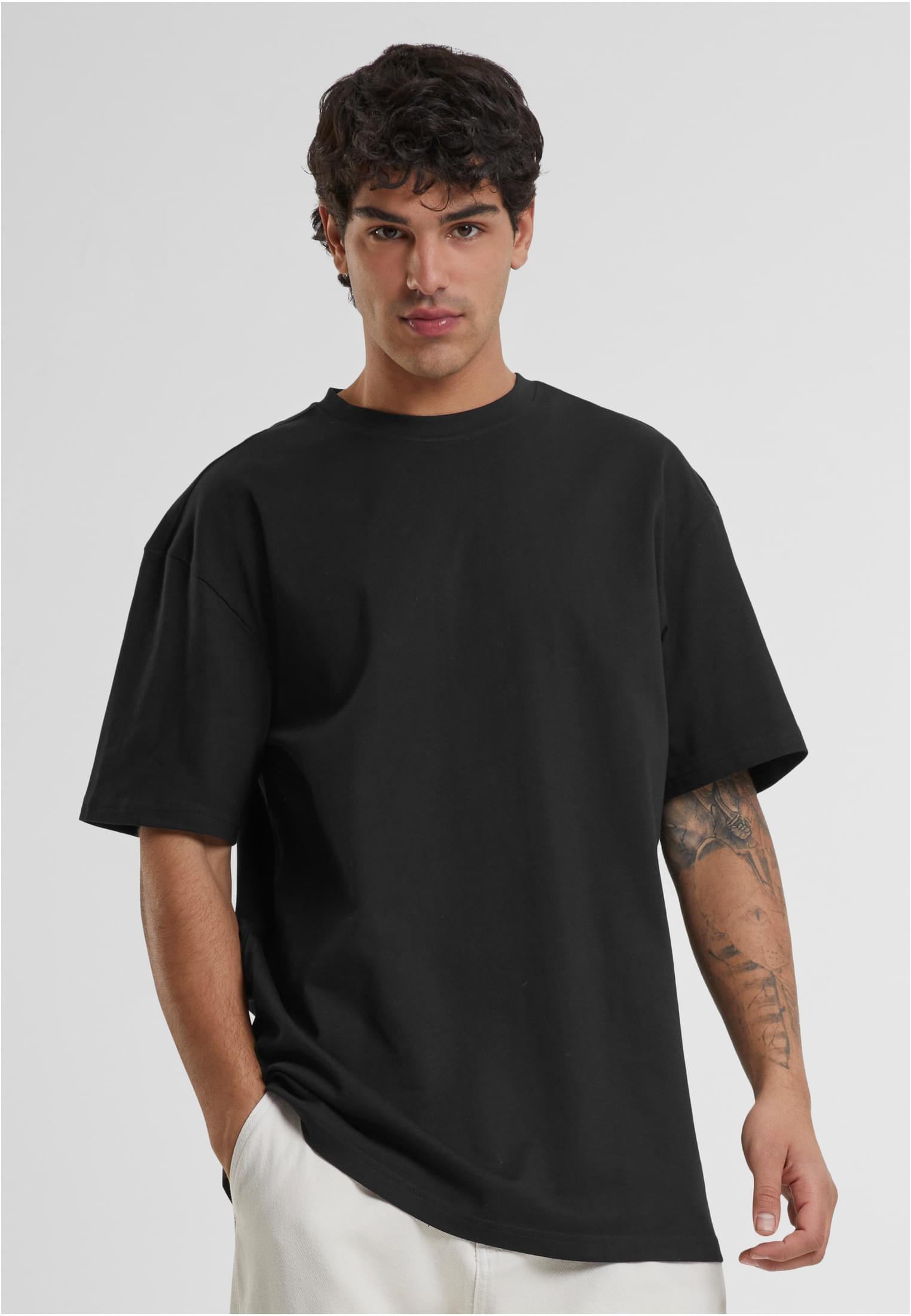 Framsida av en manlig modell som bär UC Heavy Oversized Tee.