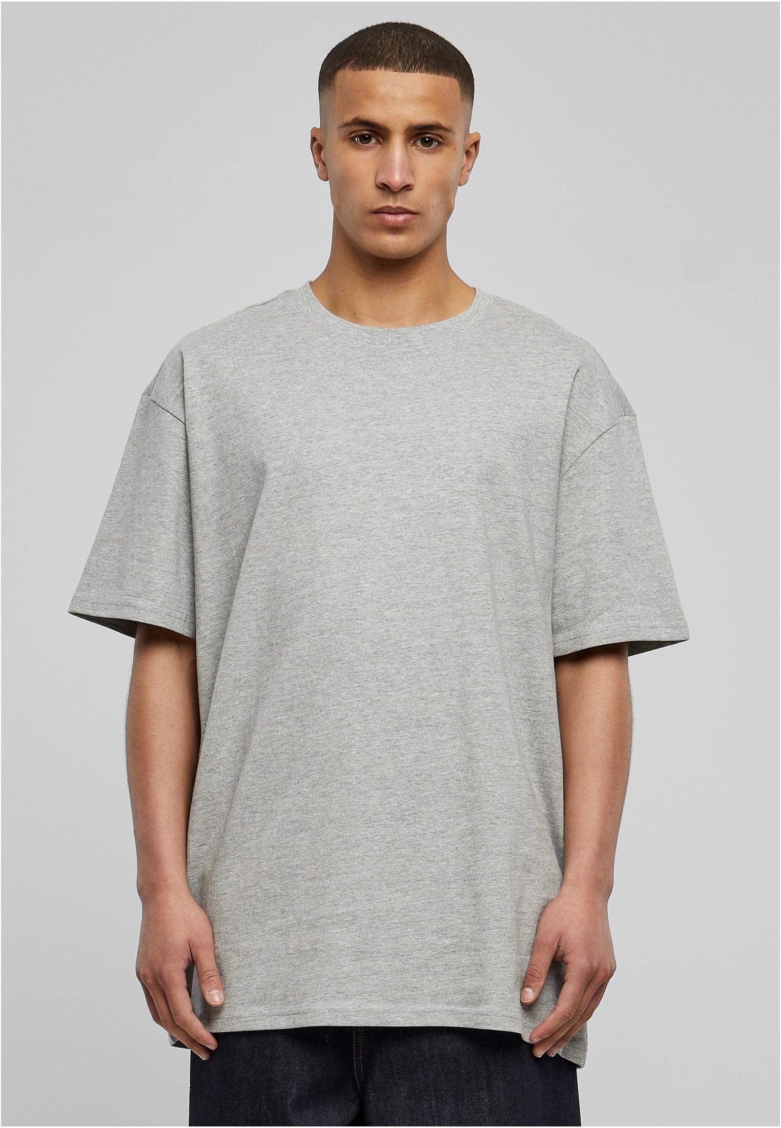 Manlig modell som bär en gråmelerad Heavy Oversized Tee.