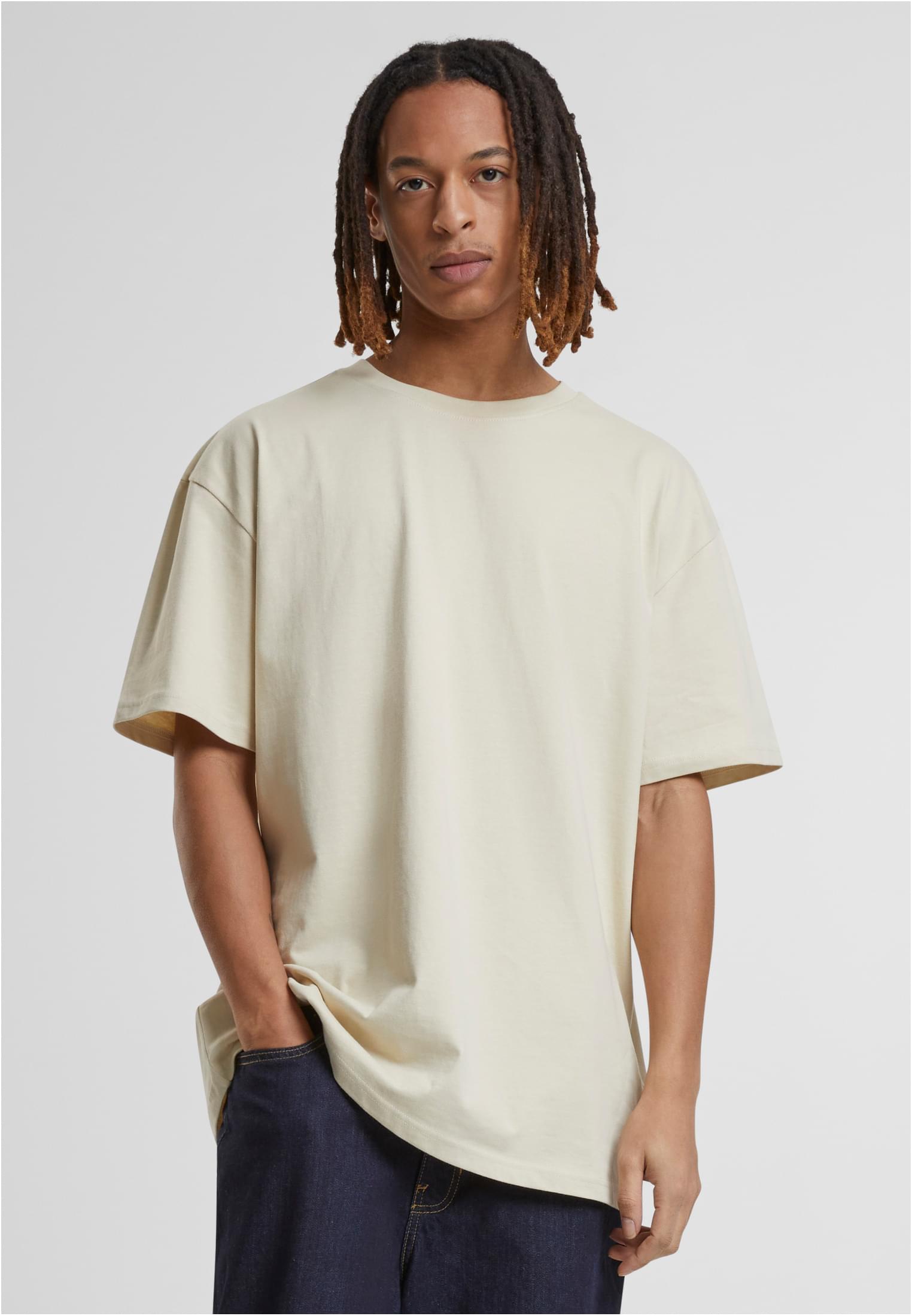 Framsida av en manlig modell som bär en mintgrön Heavy Oversized Tee från UC Men.