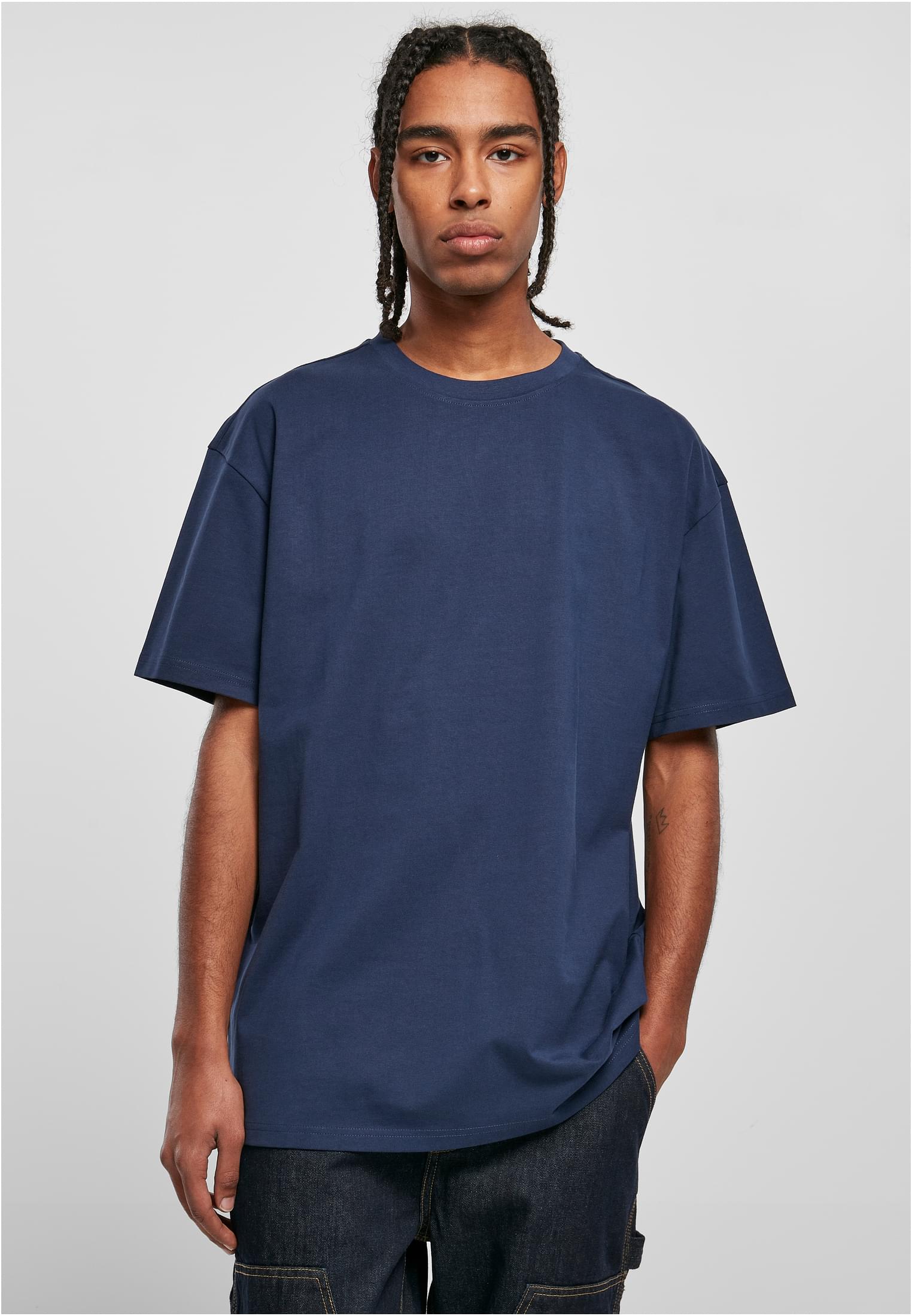 En manlig modell bär en mörkblå Heavy Oversized T-shirt från Urban Classics framifrån.