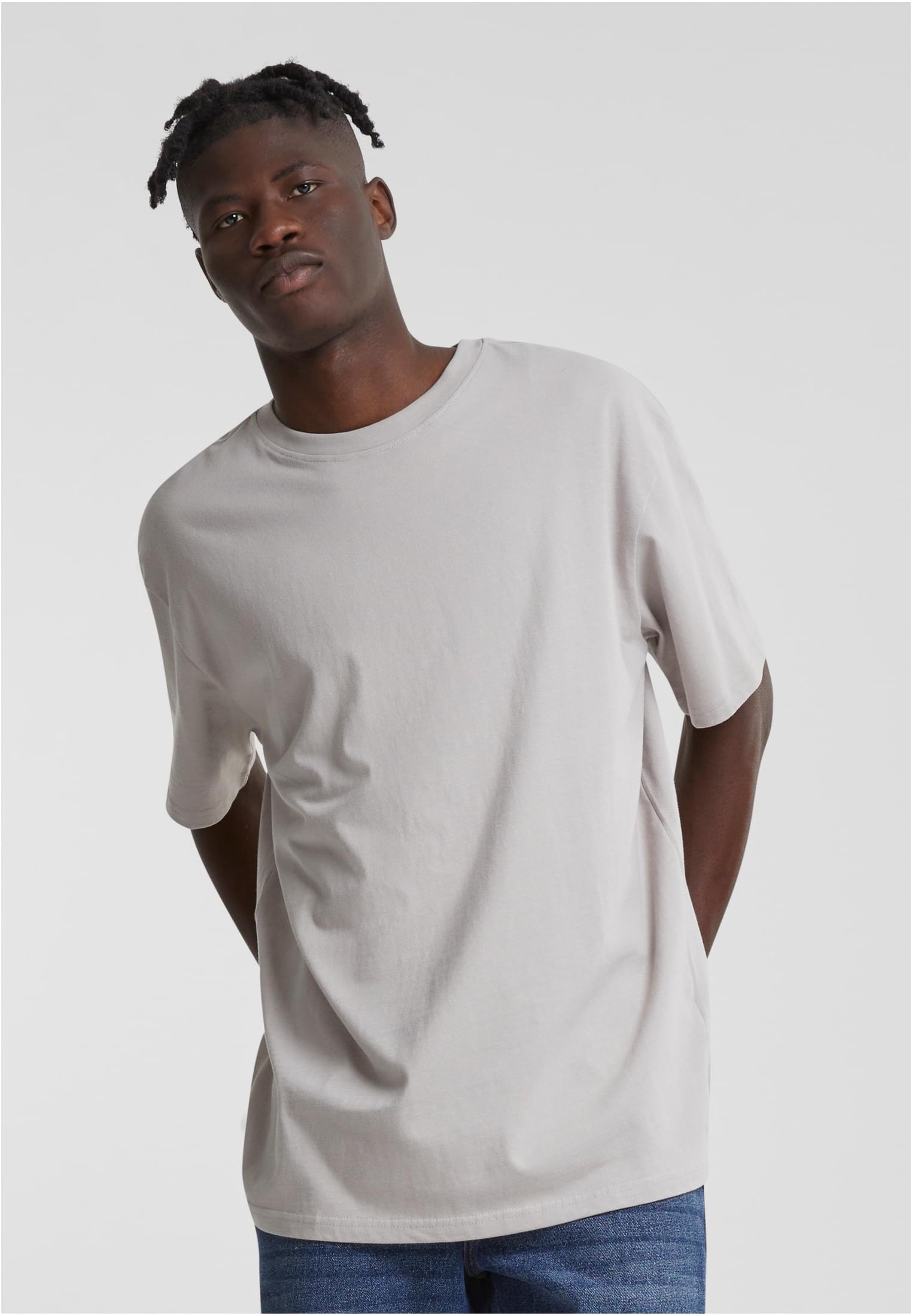 Manlig modell bär en ljus mintgrön Heavy Oversized Tee från Urban Classics.
