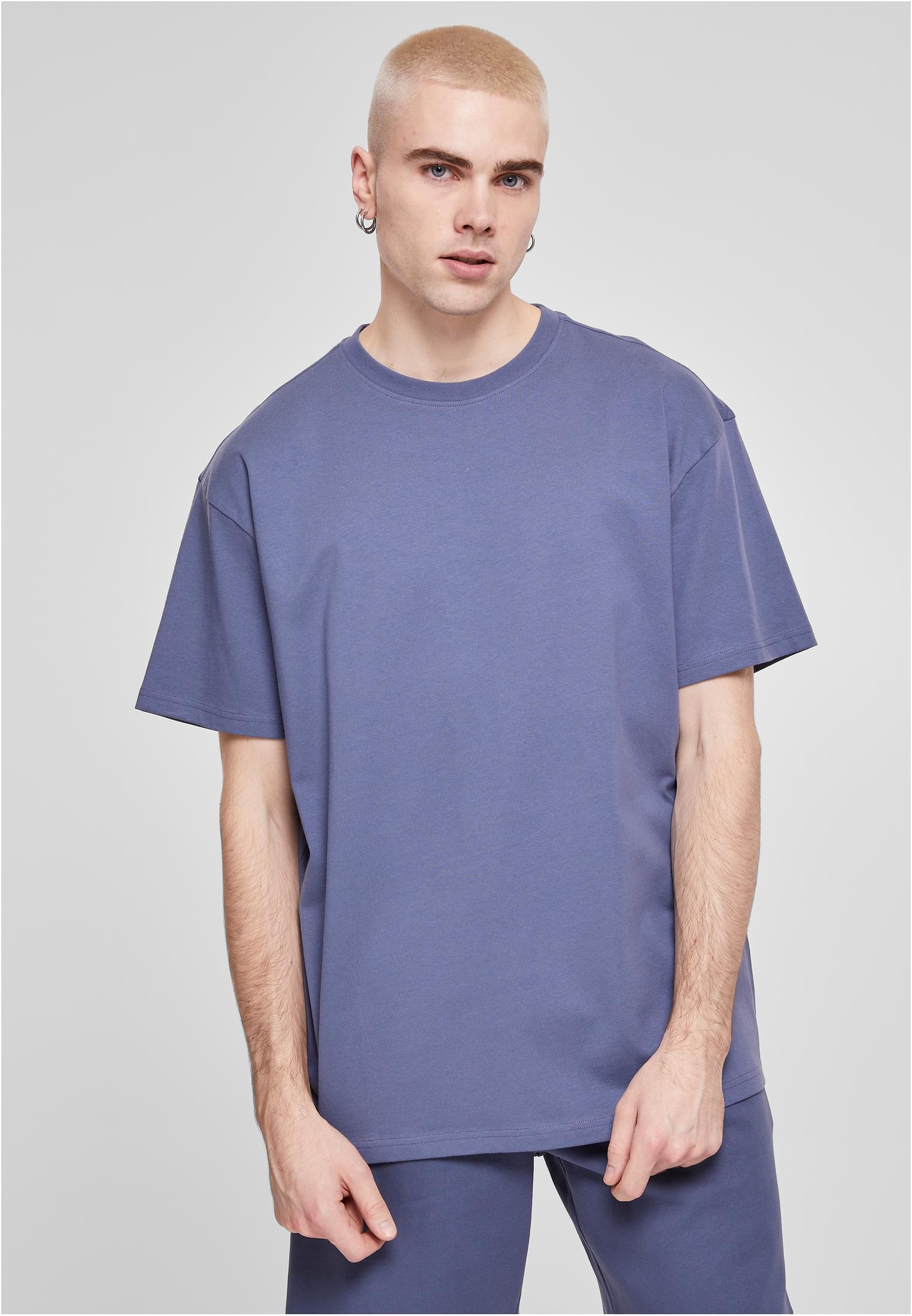 Manlig modell som bär en blågrå Heavy Oversized Tee från Urban Classics.