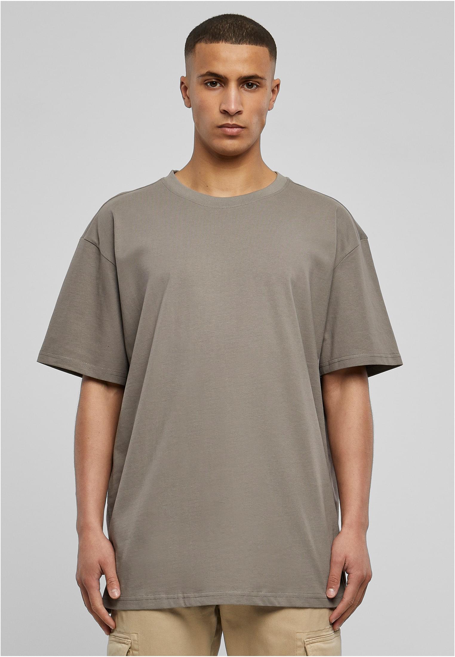 En man sedd framifrån som bär en grågrön UC Heavy Oversized T-shirt.