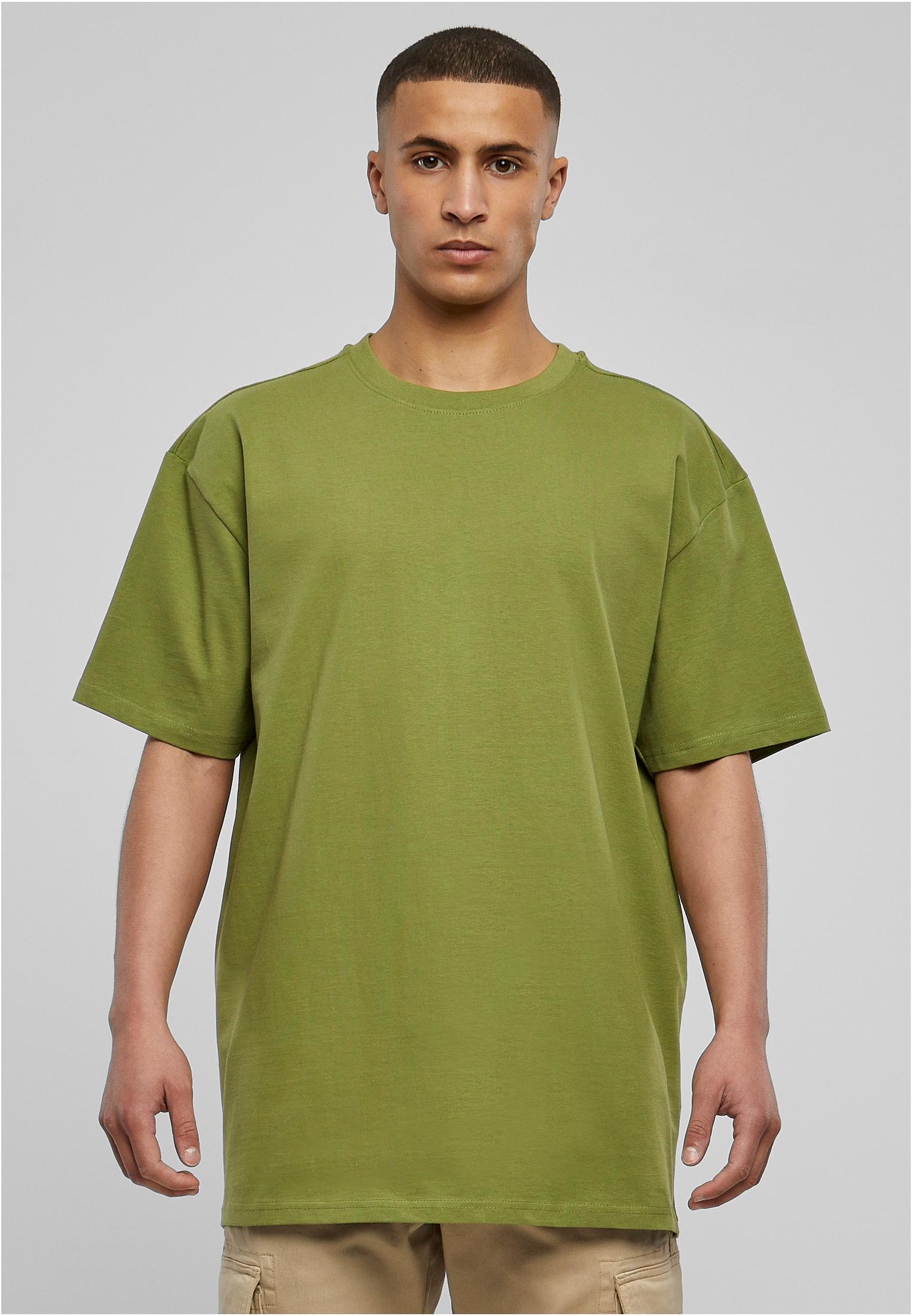 Manlig modell visar framsidan av en mintgrön Heavy Oversized Tee från UC Men.