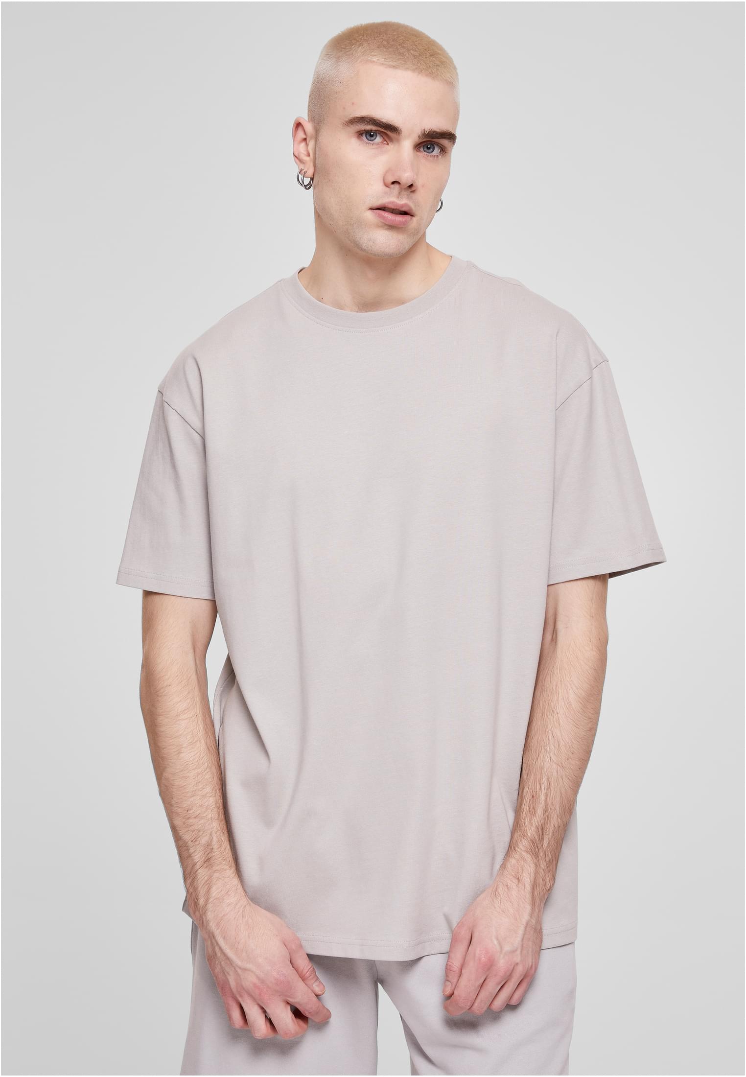 En manlig modell bär en mintfärgad Heavy Oversized T-shirt.