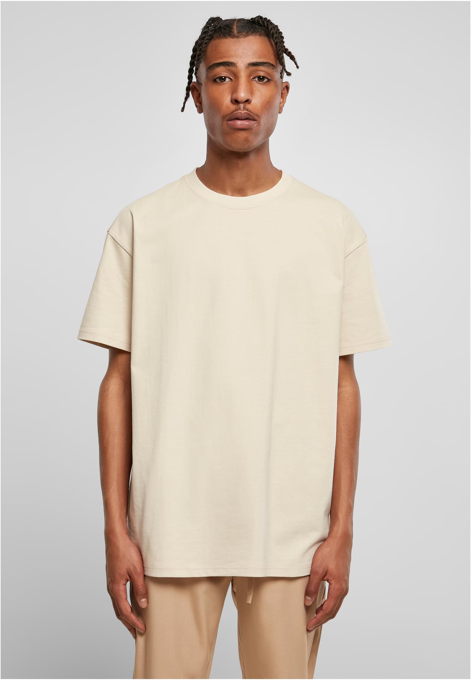 Framsida av en manlig modell som bär en ljusbeige Heavy Oversized Tee.