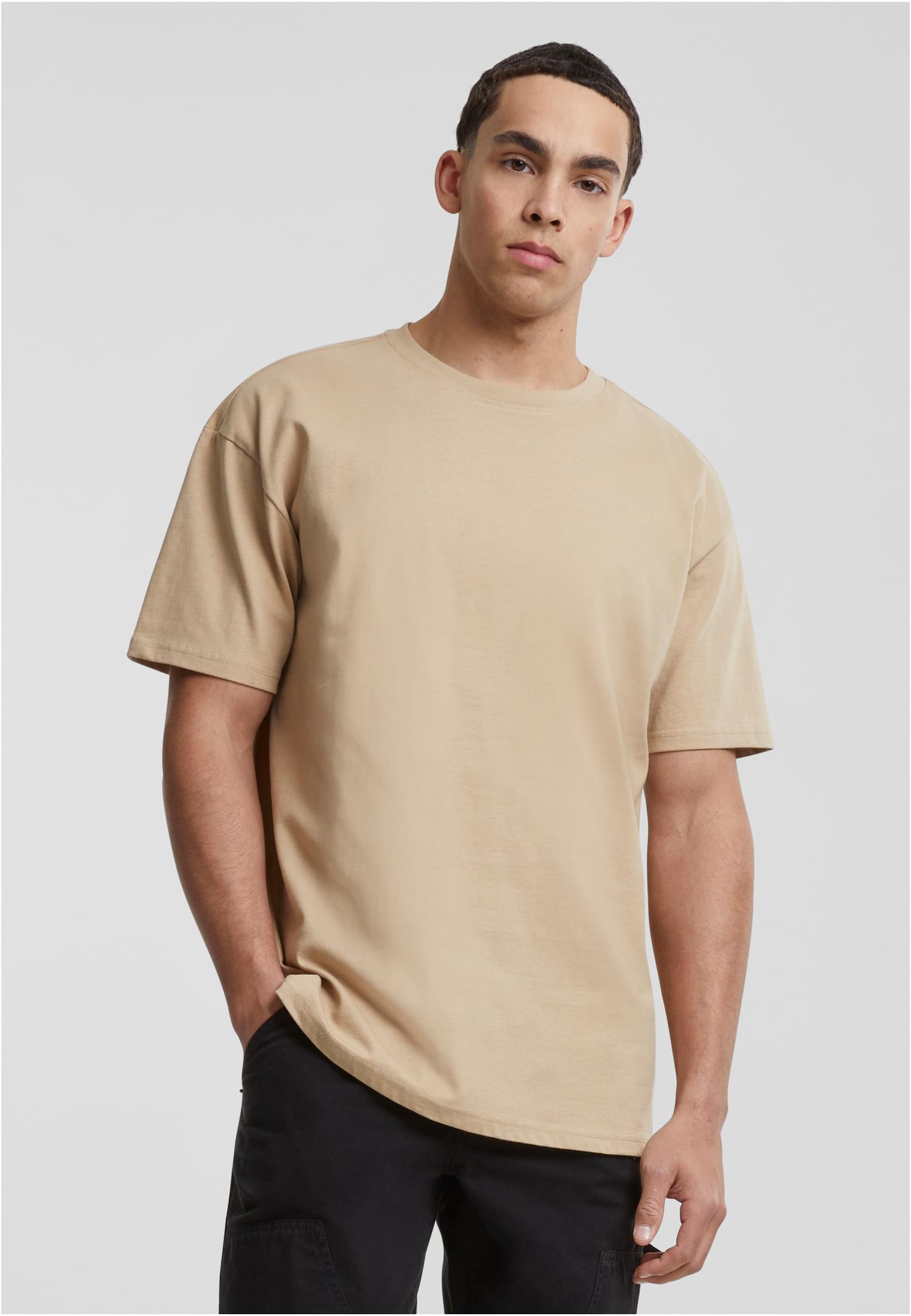 Manlig modell bär en Heavy Oversized Tee i frostmint.