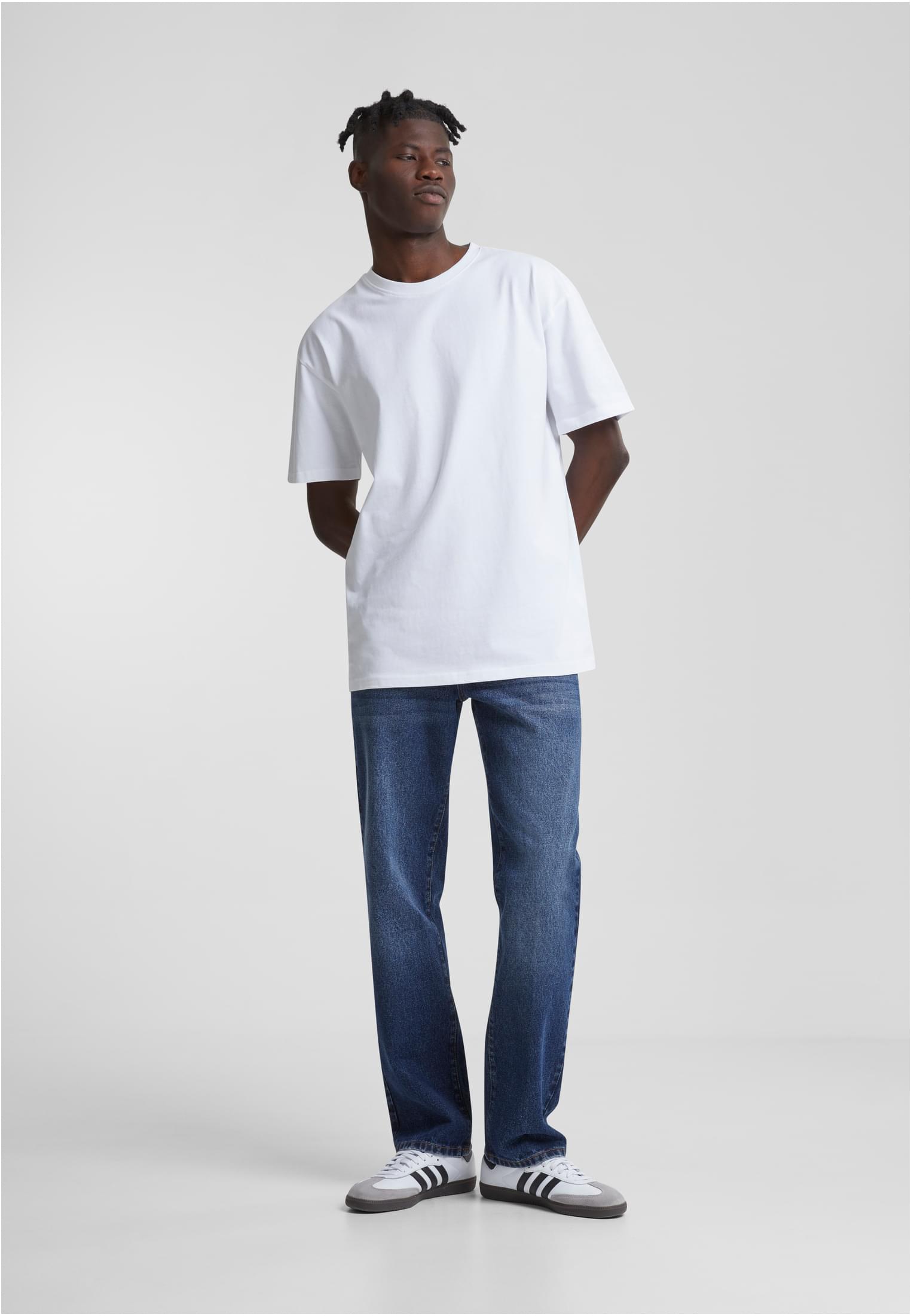 Manlig modell som bär en Heavy Oversized Tee i färgen frostmint med blå jeans och sneakers.