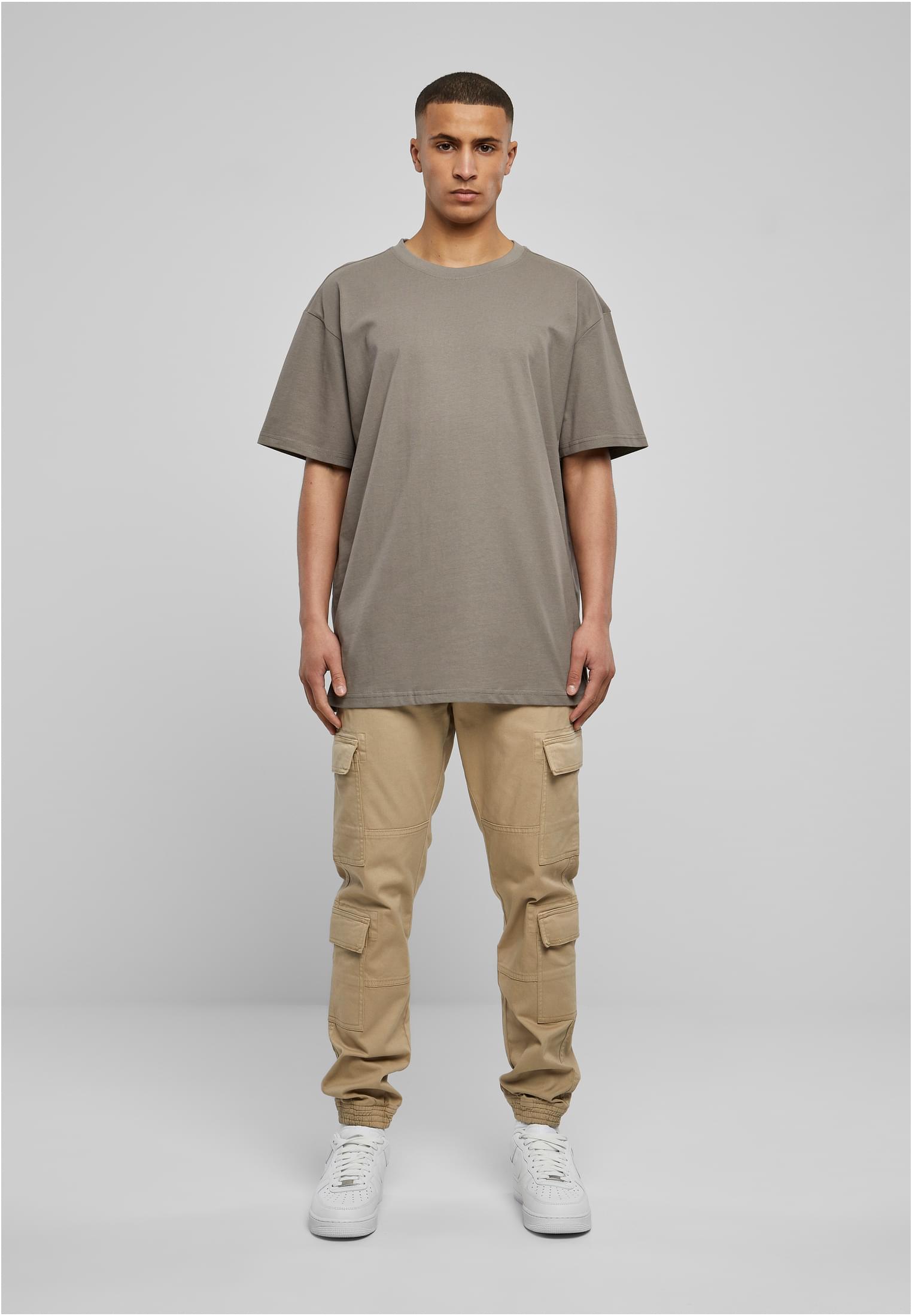 Framsida på manlig modell som bär en Heavy Oversized Tee i frostmint, matchad med beiga cargobyxor och vita sneakers.