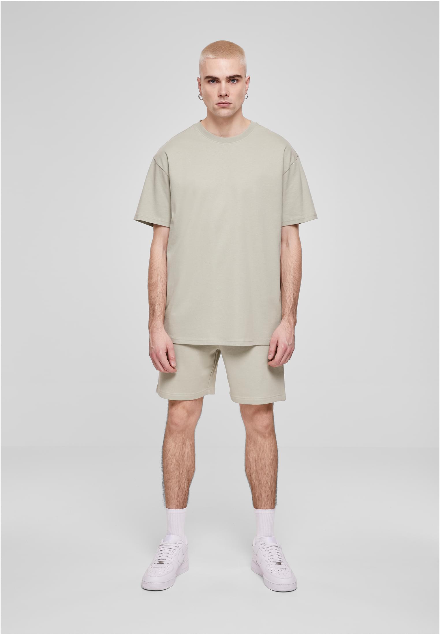 Frontbild på en man som bär en oversized t-shirt och shorts i färgen frostmint.