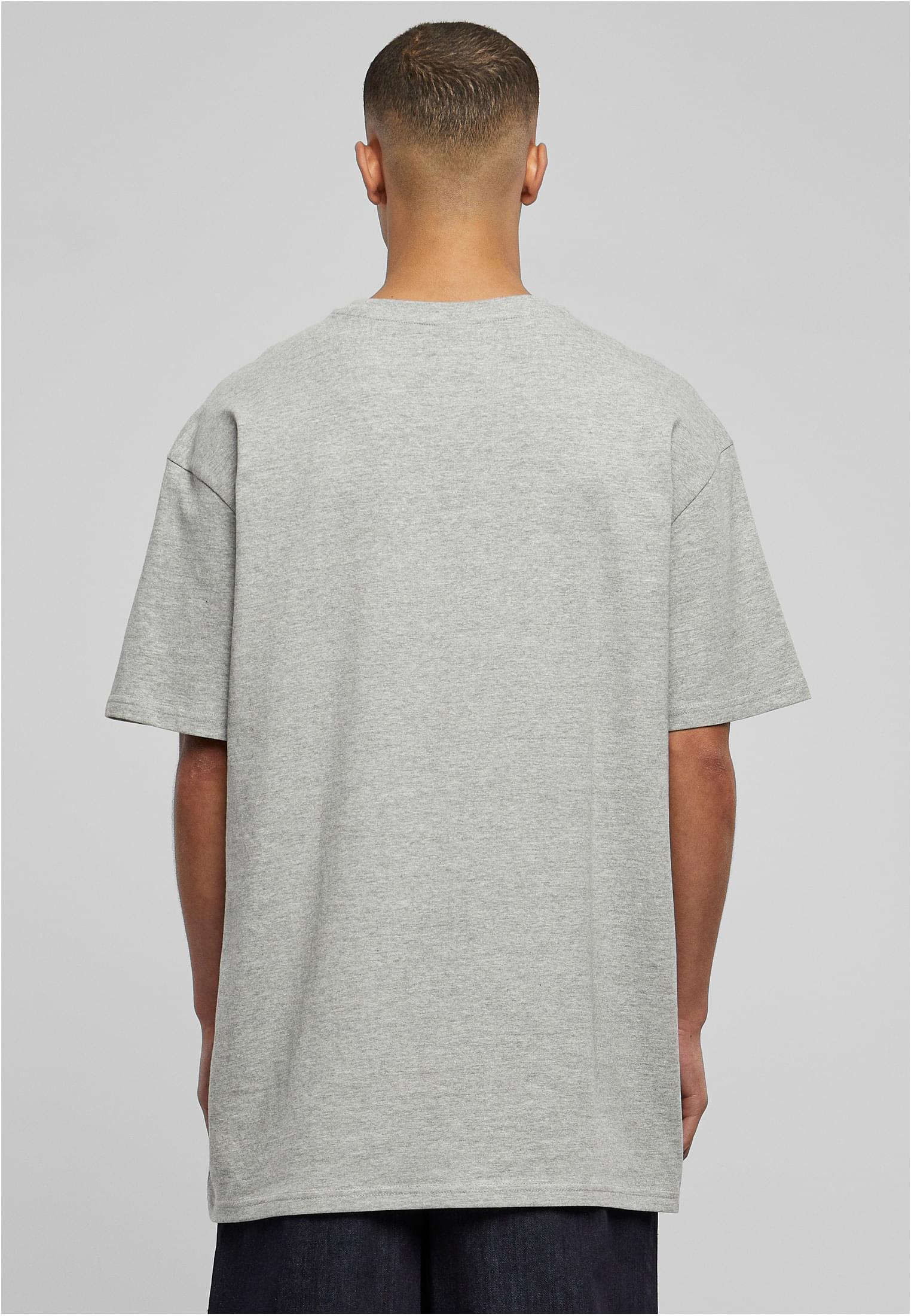 Baksida av en man som bär en grå oversized t-shirt.
