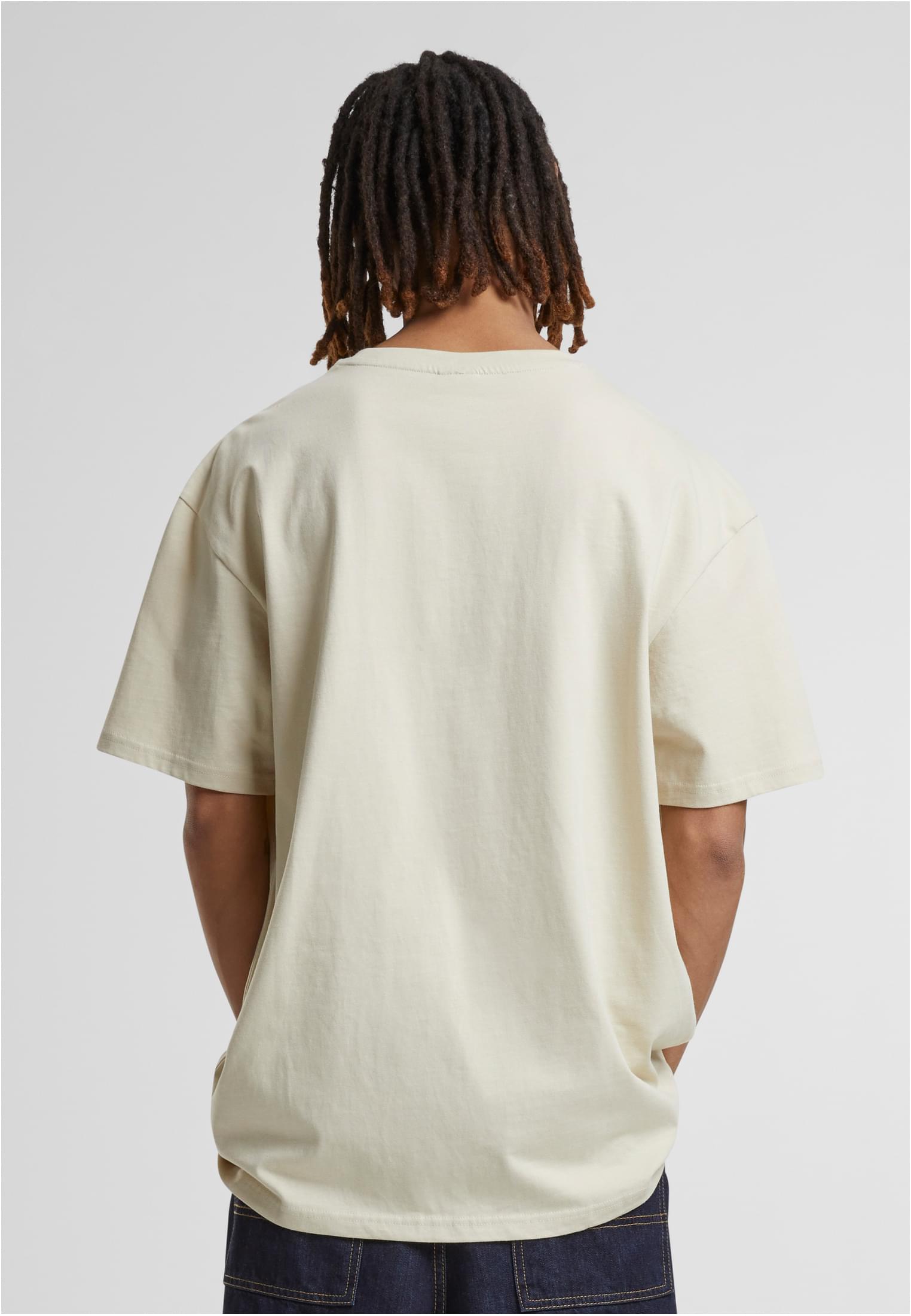 Baksidan av en man som bär en Heavy Oversized T-shirt i färgen frostmint.