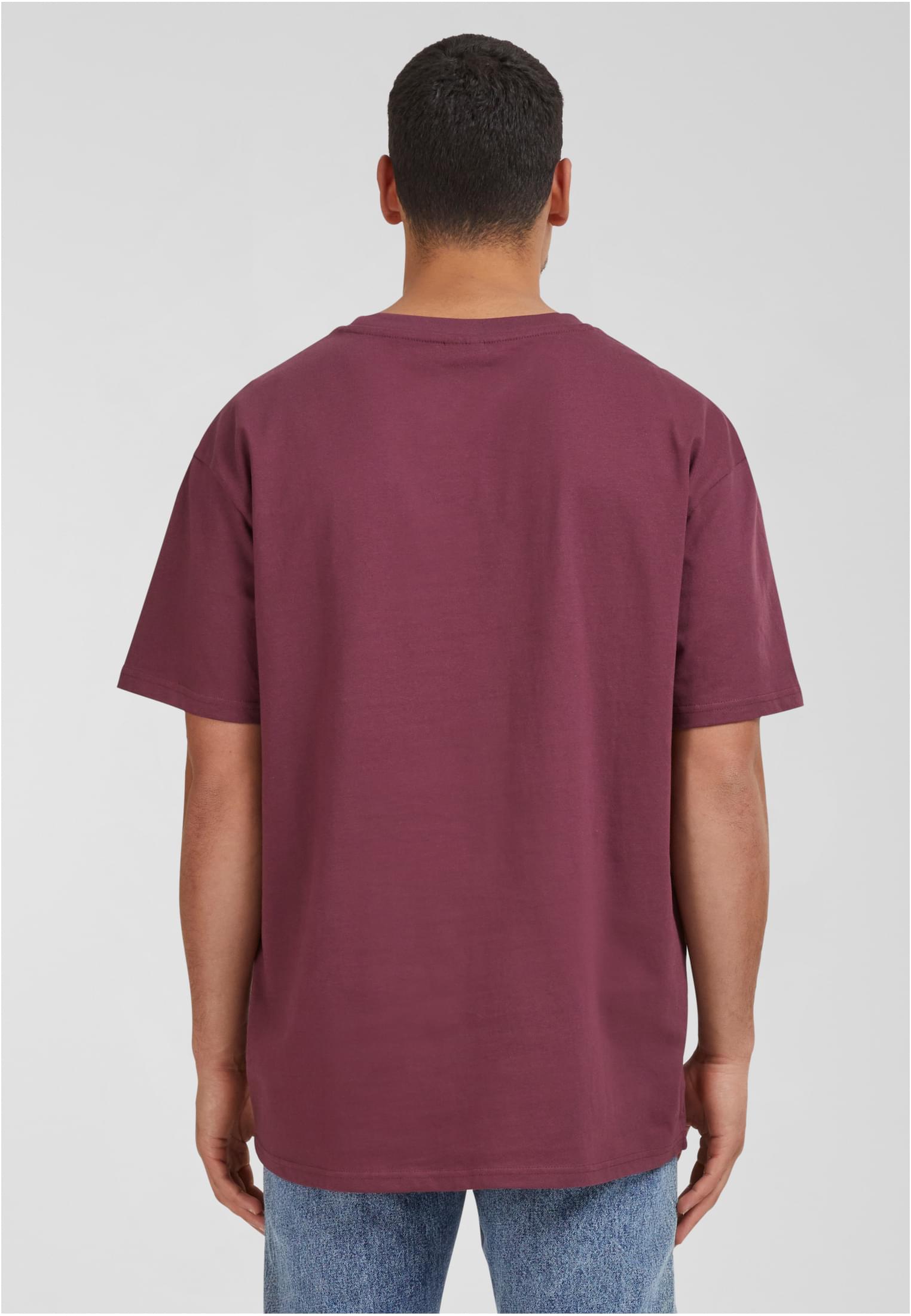Baksidan av en man som bär en vinröd Heavy Oversized T-shirt från Urban Classics.