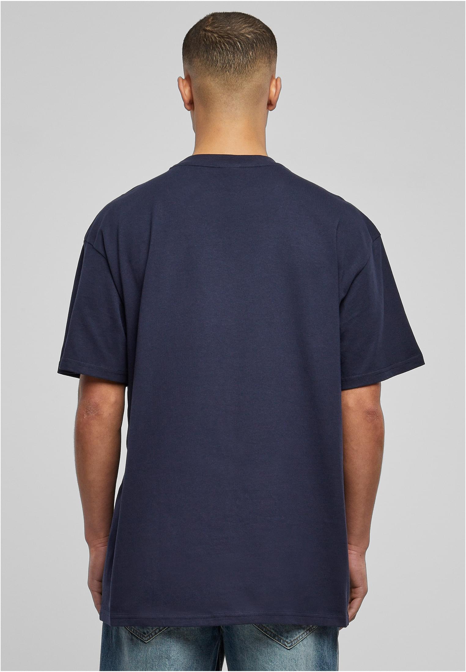 Baksidan av en man i en mörkblå oversized t-shirt.