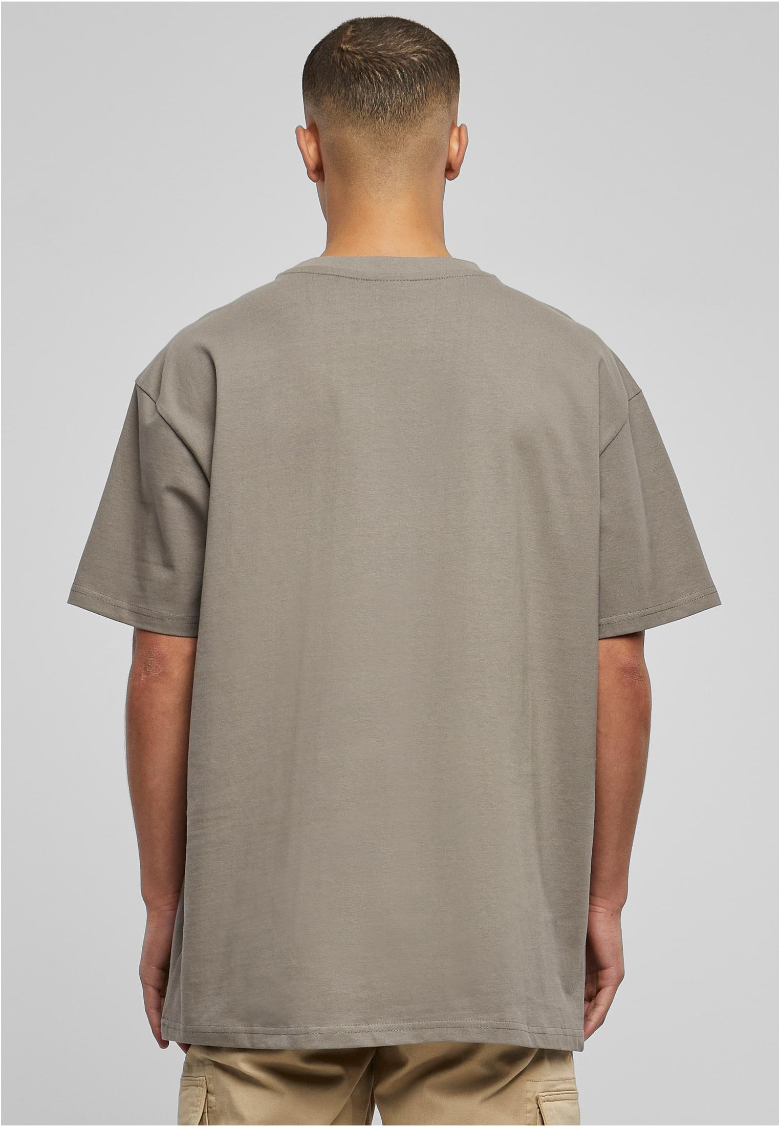 Vy bakifrån på en man som bär en oversized t-shirt i frostmint.