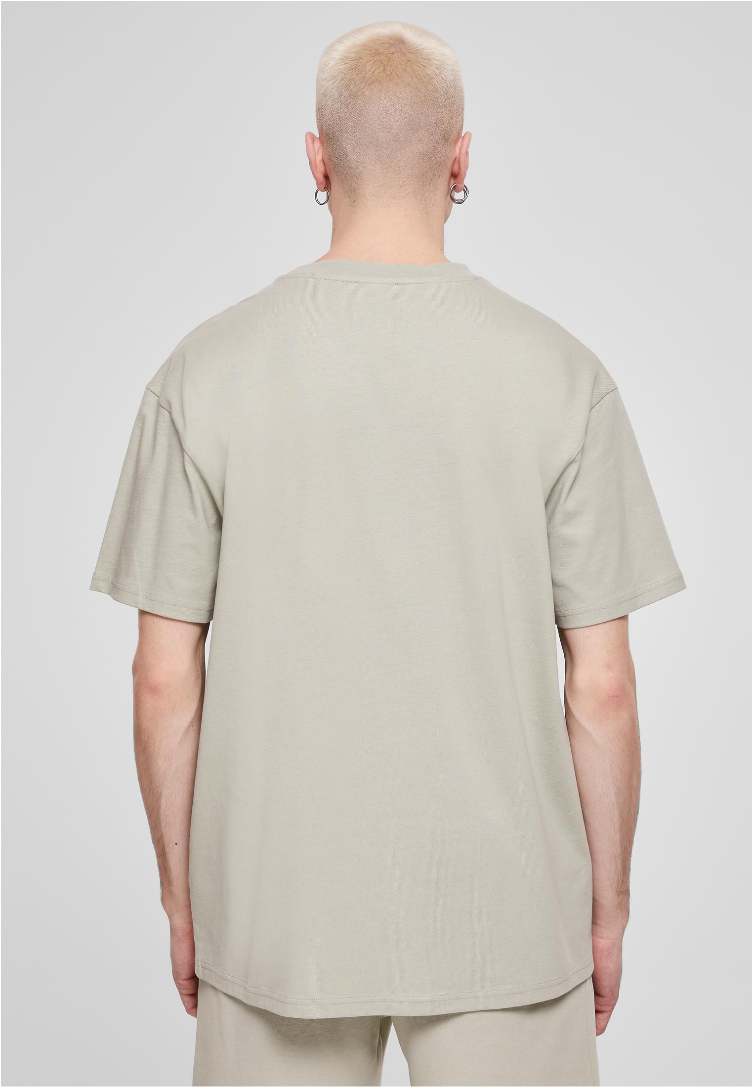 Baksidan av en manlig modell som bär en Heavy Oversized Tee i färgen frostmint.