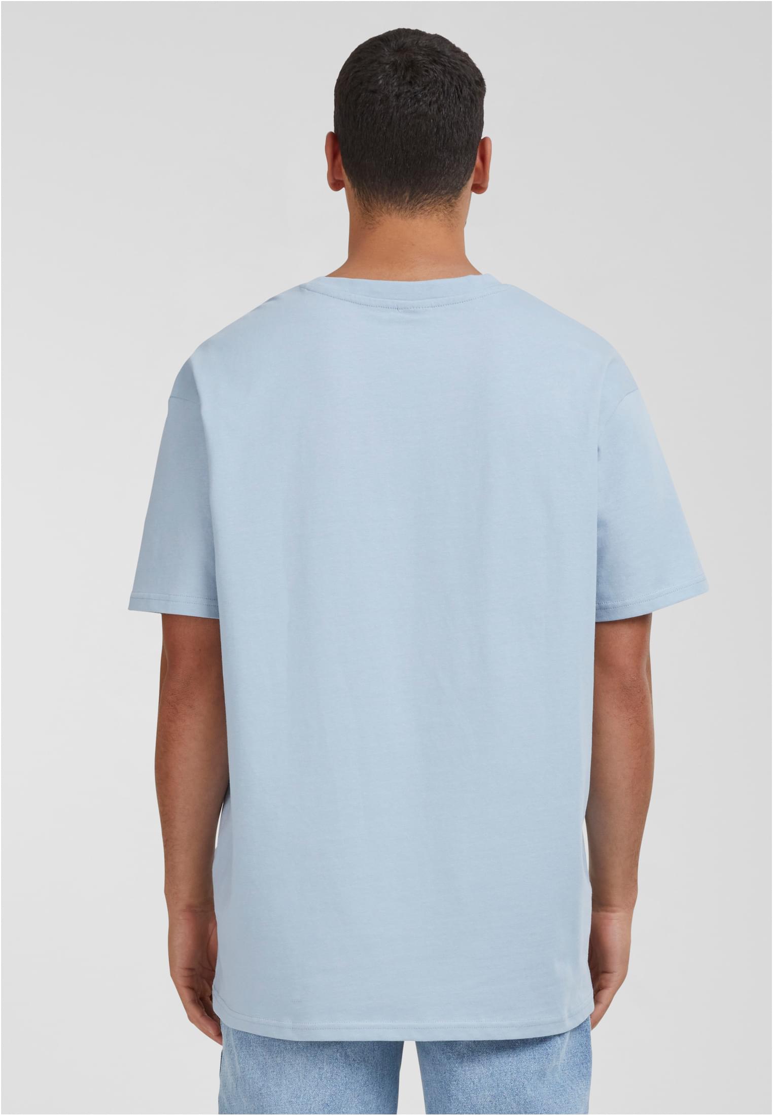 Baksidan på en man som bär en ljusblå Heavy Oversized Tee.