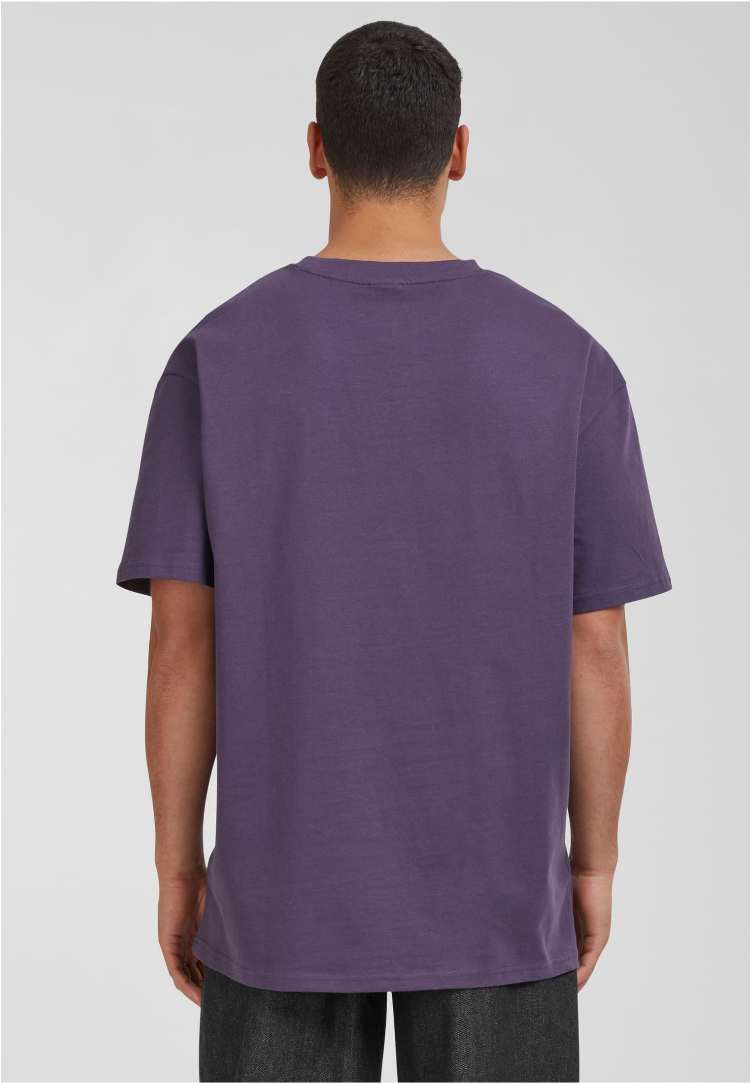 Man sedd bakifrån i en lila UC Heavy Oversized T-shirt.