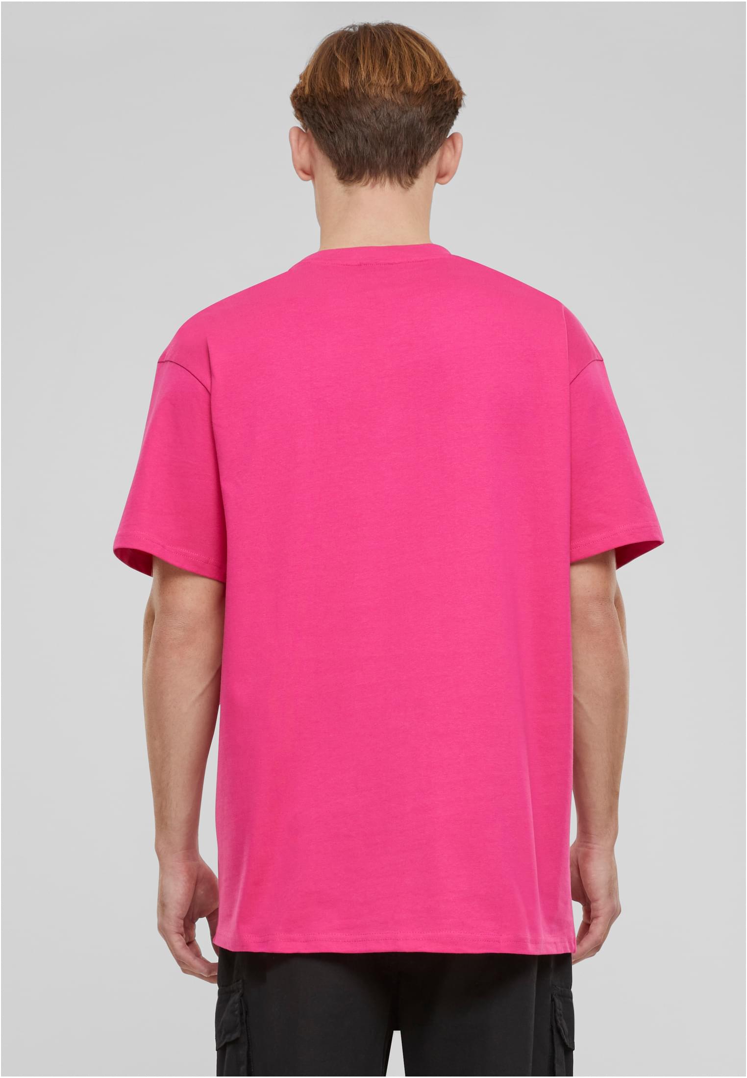 Baksida av en man som bär en rosa Heavy Oversized T-shirt.