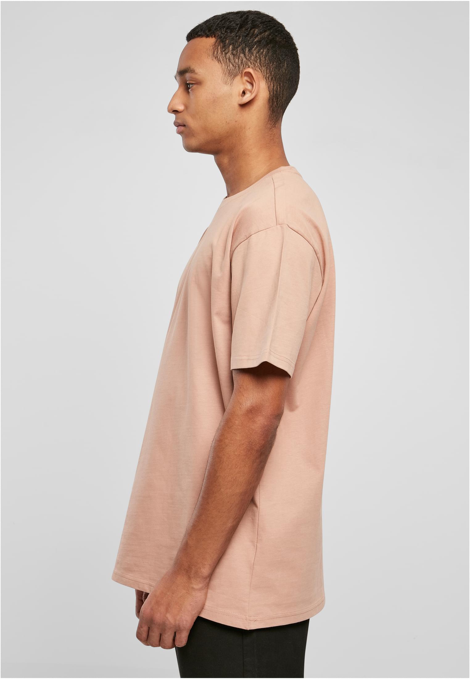 Sidoprofil av en man som bär en Heavy Oversized T-shirt i färgen frostmint.