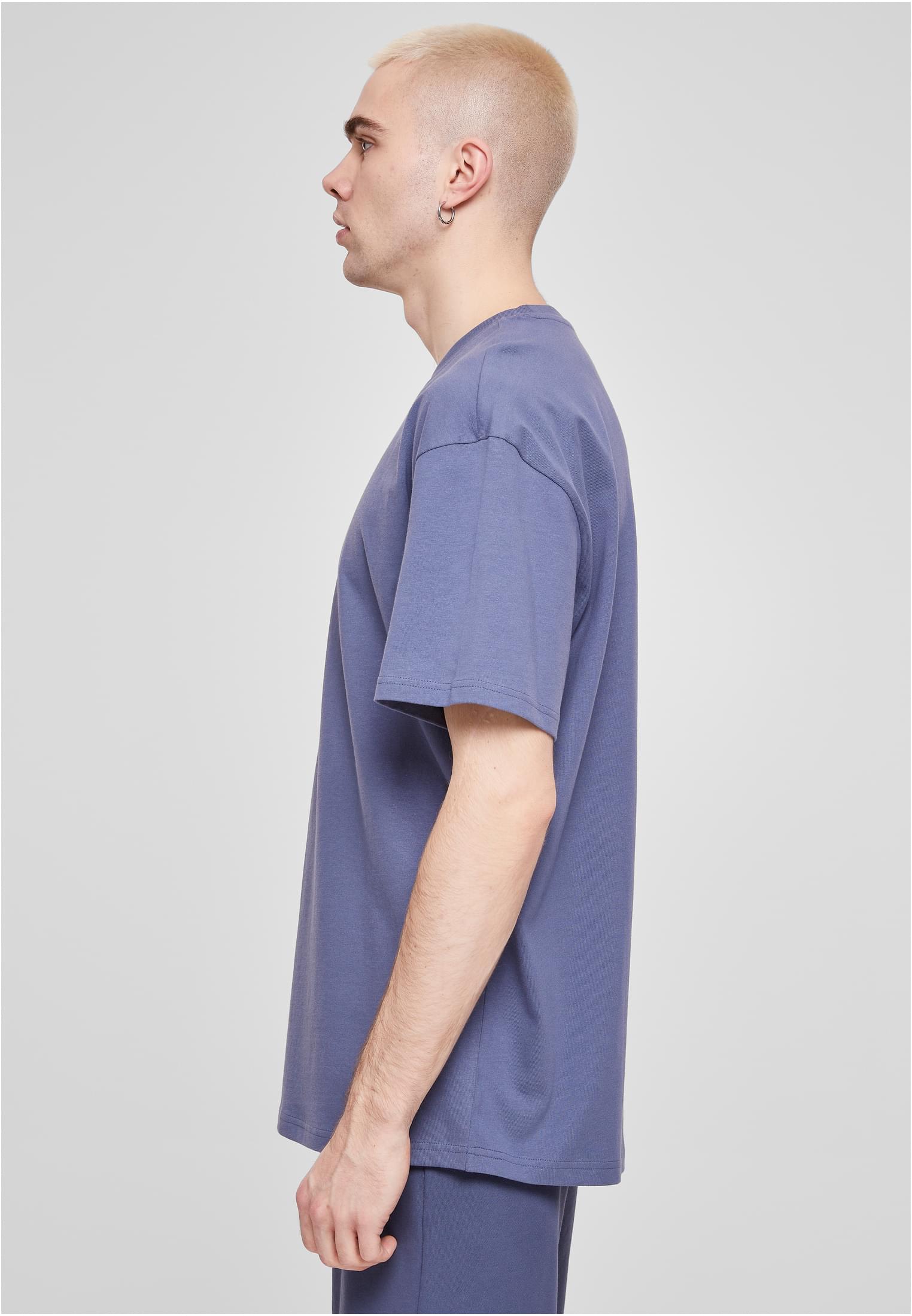 Sidovy av en man som bär en Heavy Oversized Tee i färgen frostmint.