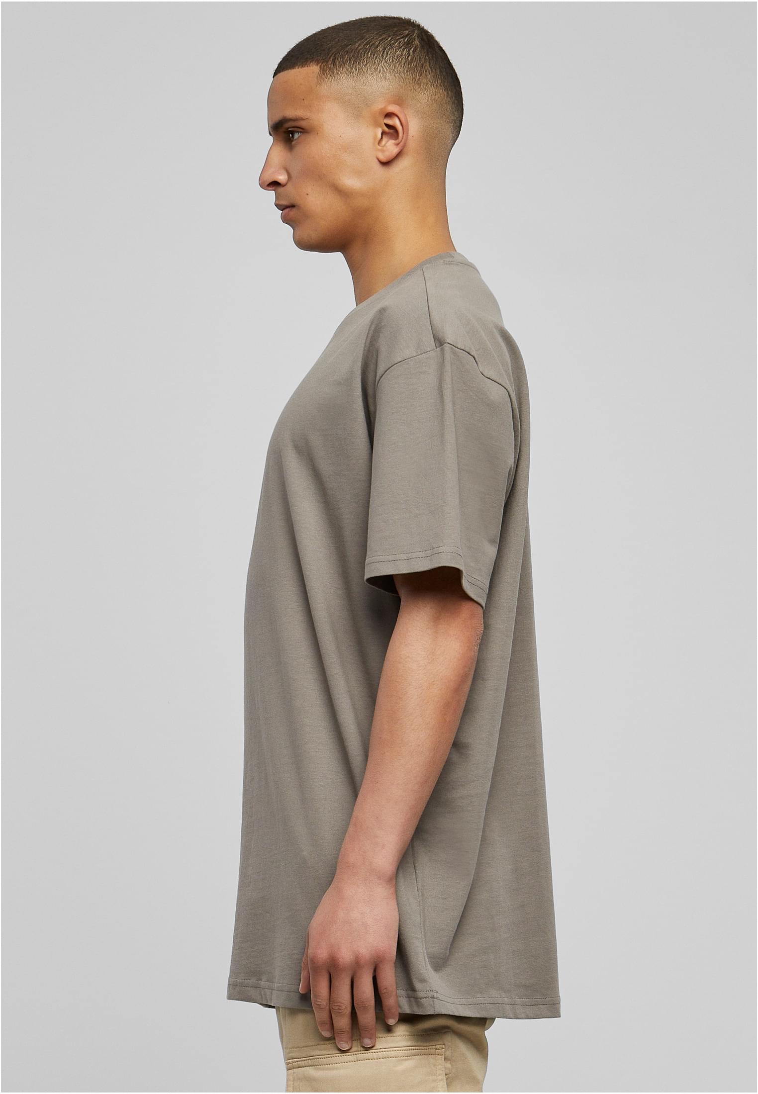 Man sedd från sidan i en mintgrön Heavy Oversized t-shirt.