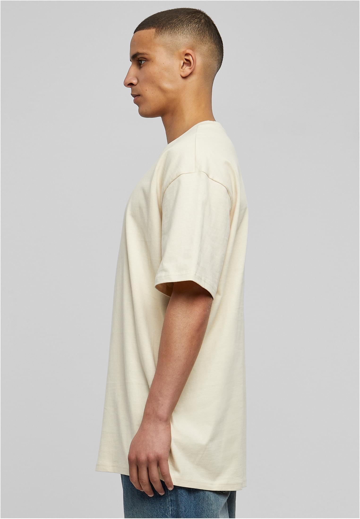 Sidovy av en man som bär en Heavy Oversized Tee i färgen frostmint.