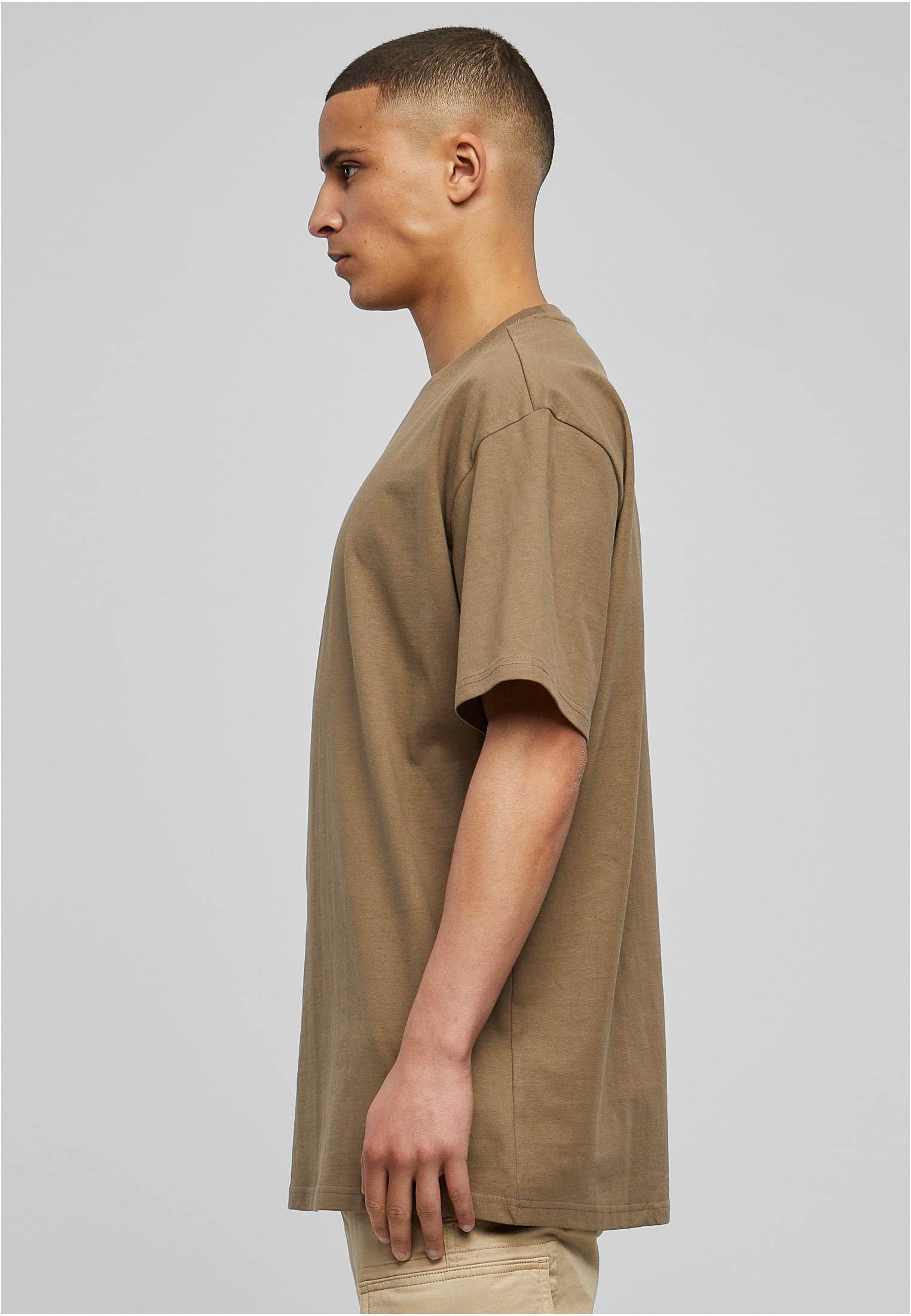 Sidovy av en man i en oversized t-shirt.