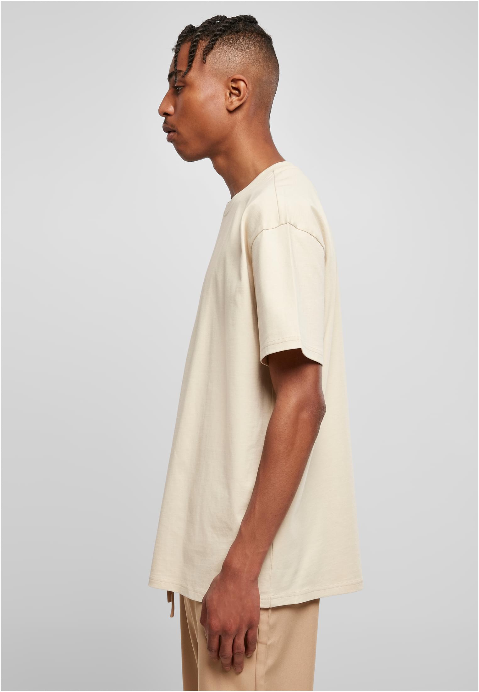 Sidovy av en manlig modell som bär en Heavy Oversized Tee i färgen frostmint.