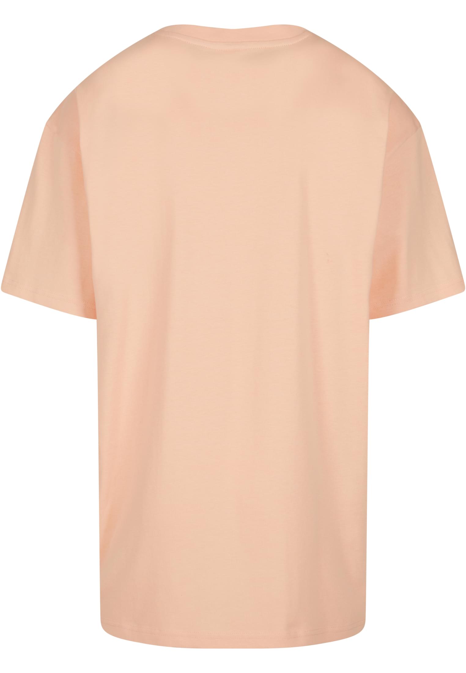 Baksidan av en ljus persikofärgad oversized T-shirt.