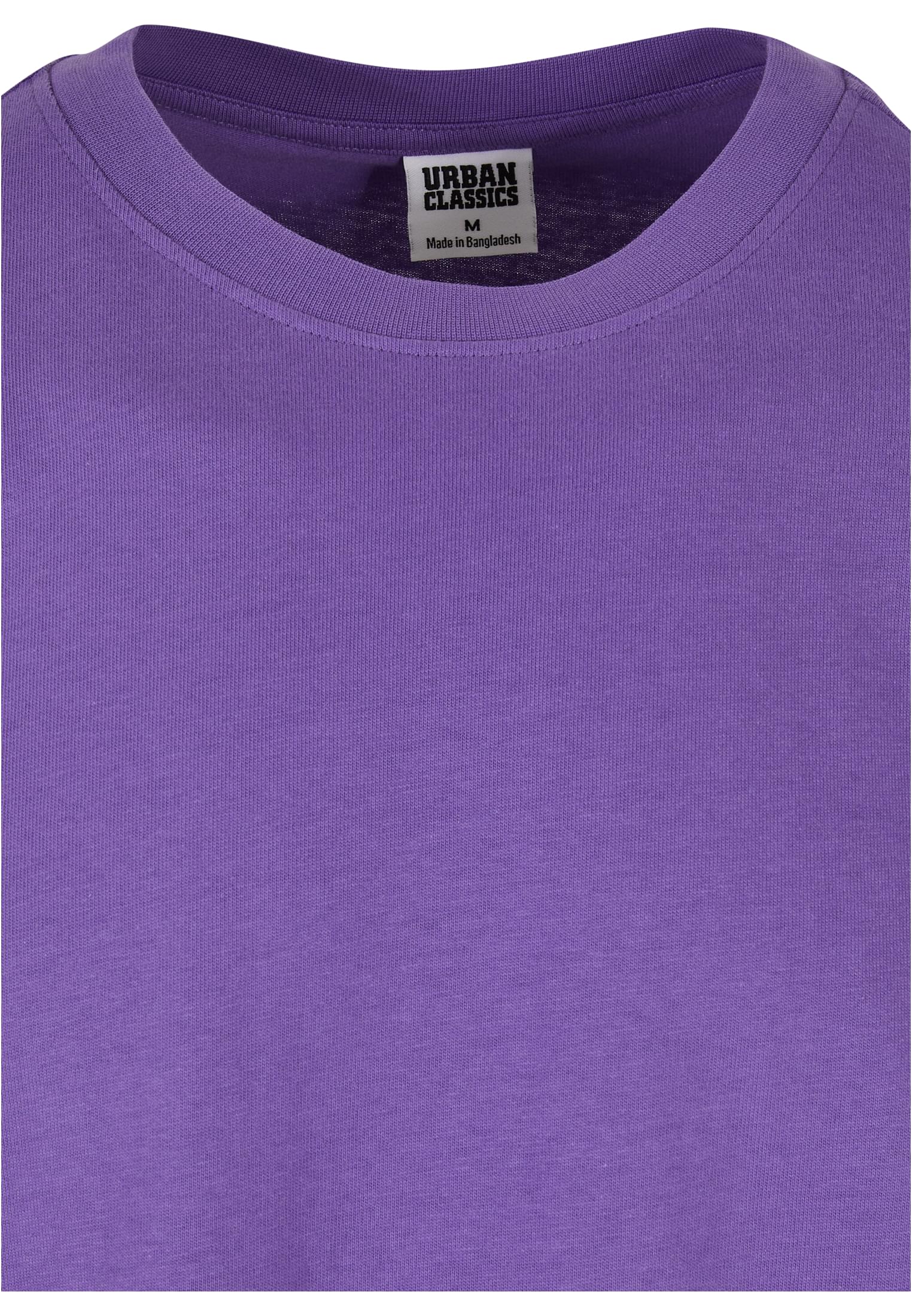 Närbild på den ribbade kragen och nacketiketten på en lila t-shirt från Urban Classics.