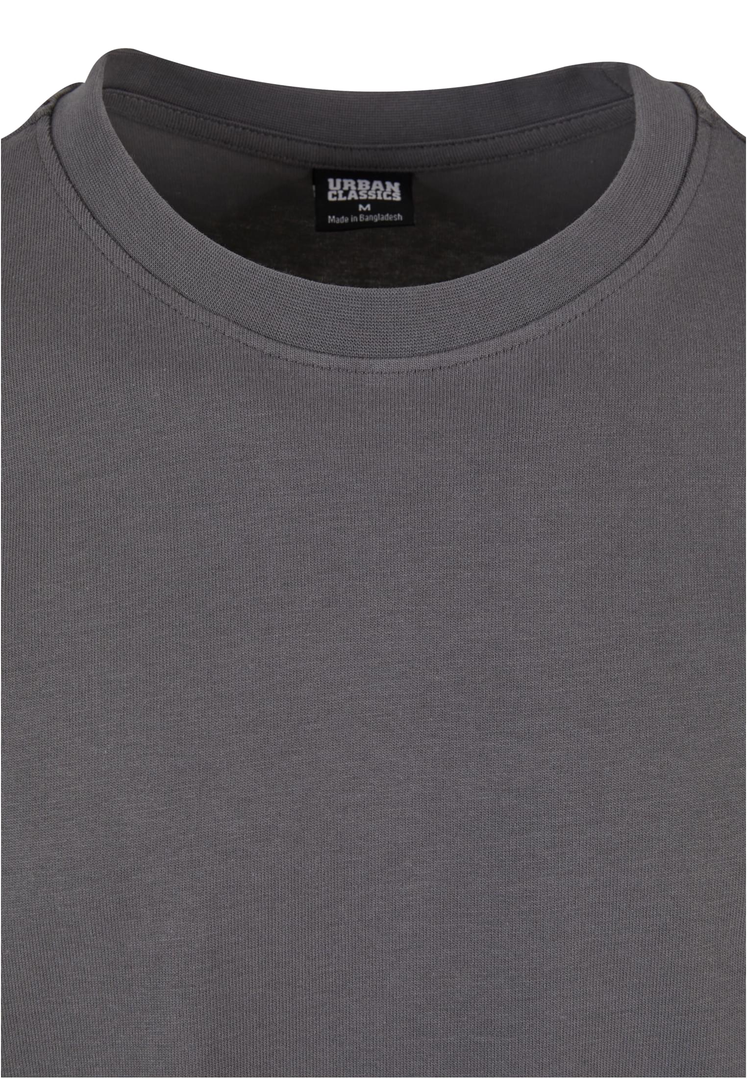 Närbild på halsringningen och den invändiga etiketten på en Heavy Oversized Tee från Urban Classics.