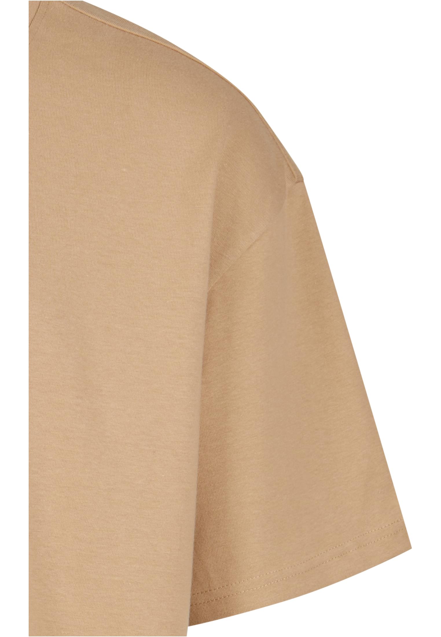 Närbild på axel- och ärmpartiet på en beige Heavy Oversized Tee.