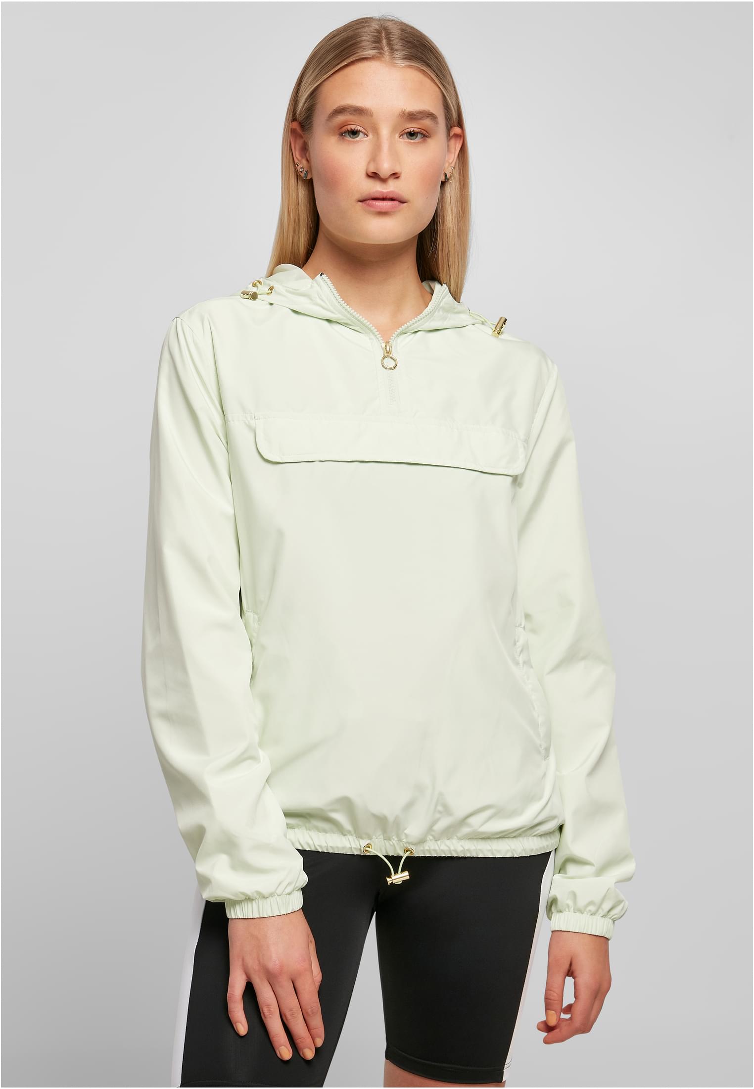 En modell som visar framsidan av den ljusgröna jackan Ladies Basic Pull Over Jacket.