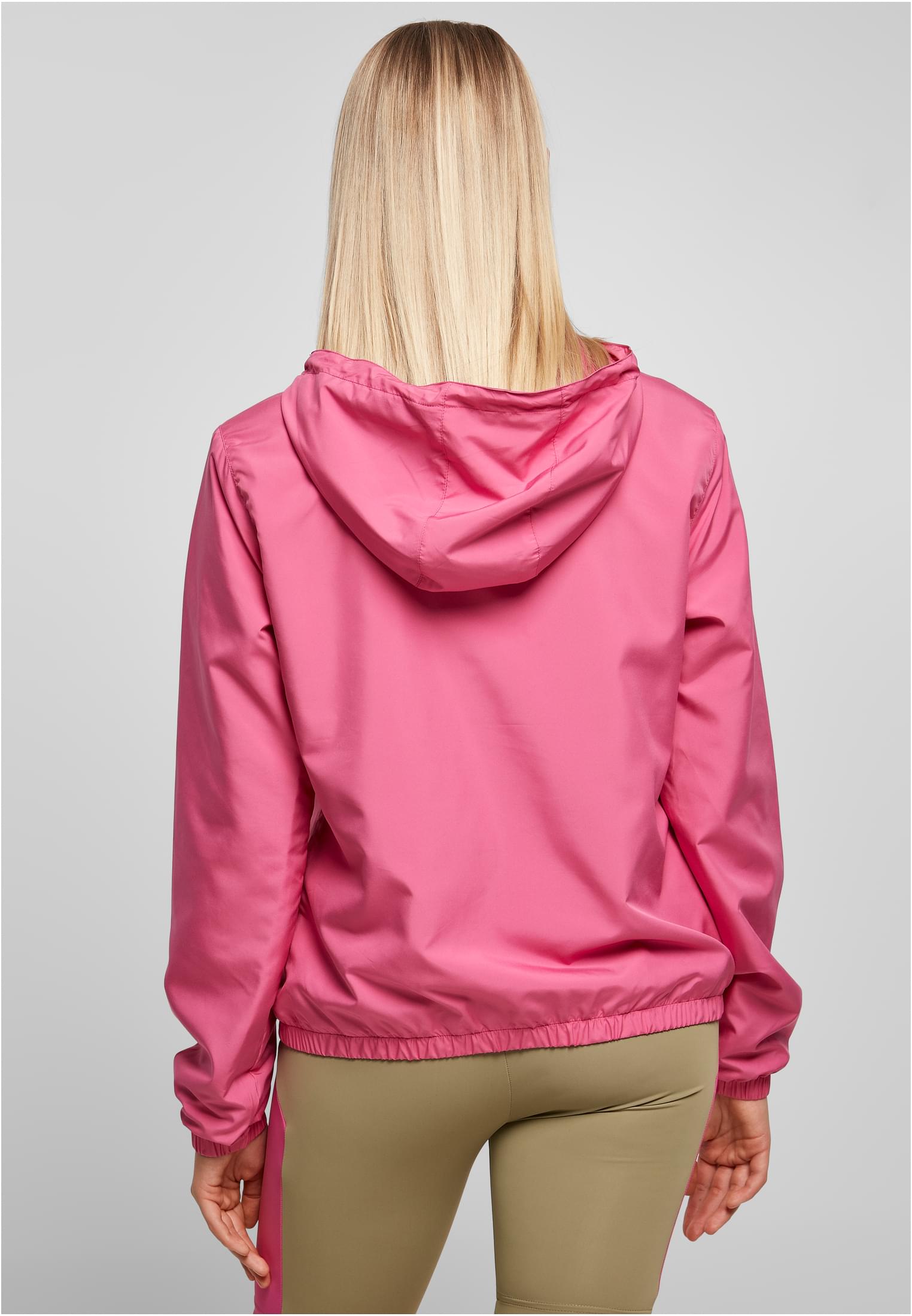 Vy bakifrån av en kvinna som bär en rosa Ladies Basic Pull Over Jacket.