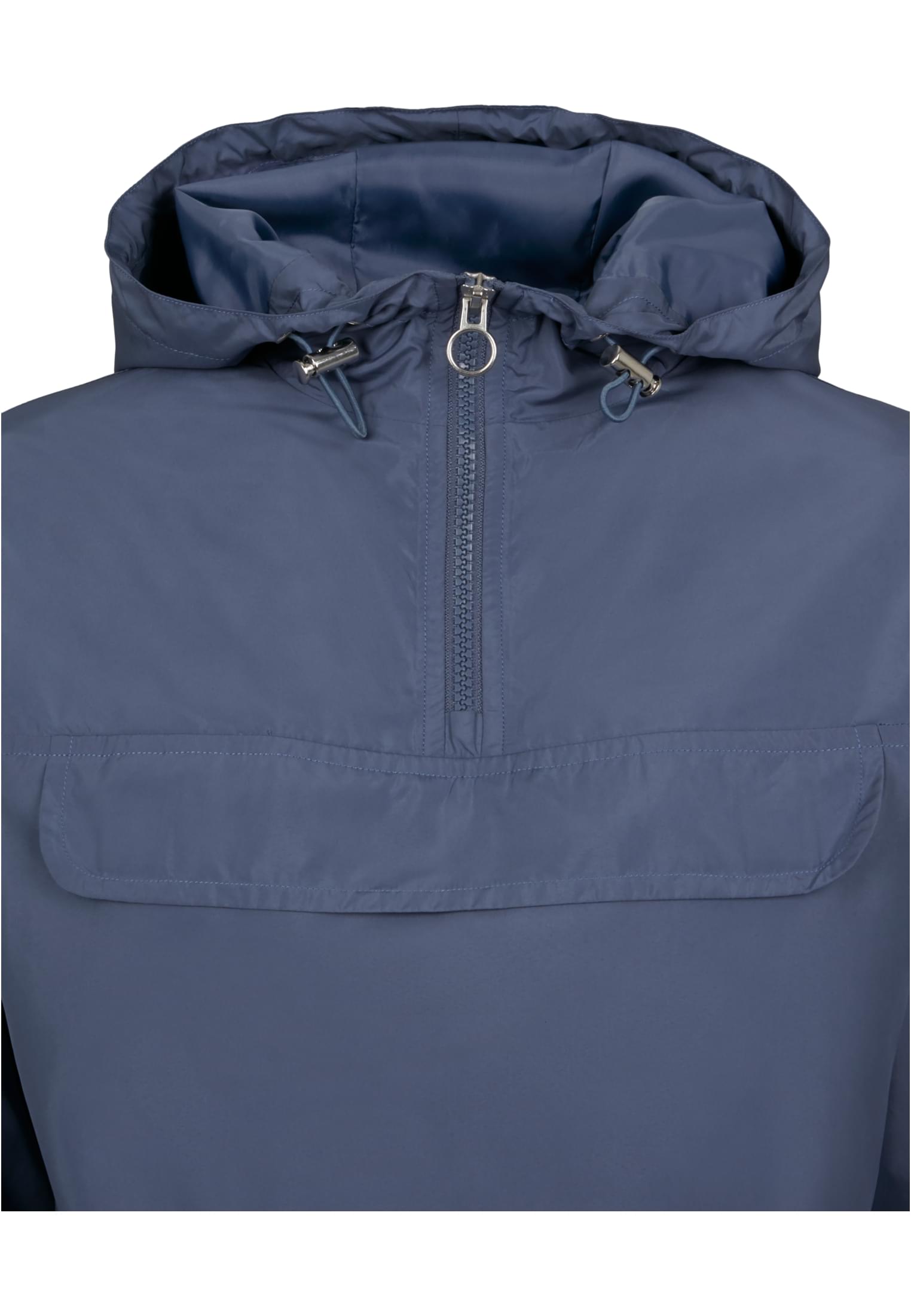 Detaljbild på en Ladies Basic Pull Over Jacket som visar huvan, dragkedjan vid halsen och den stora fickan på framsidan.