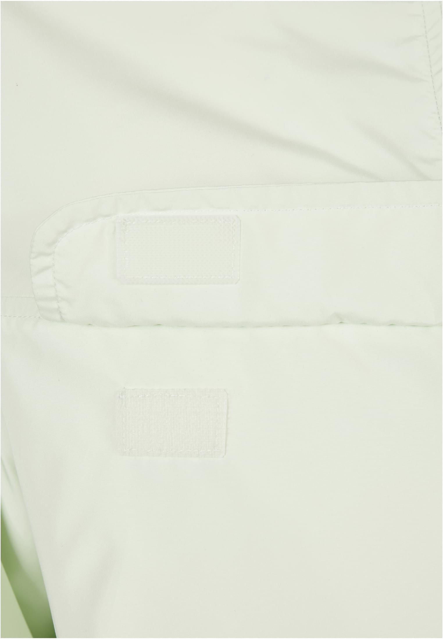 Detaljbild på framfickan med kardborreknäppning på jackan UC Ladies Basic Pull Over Jacket.