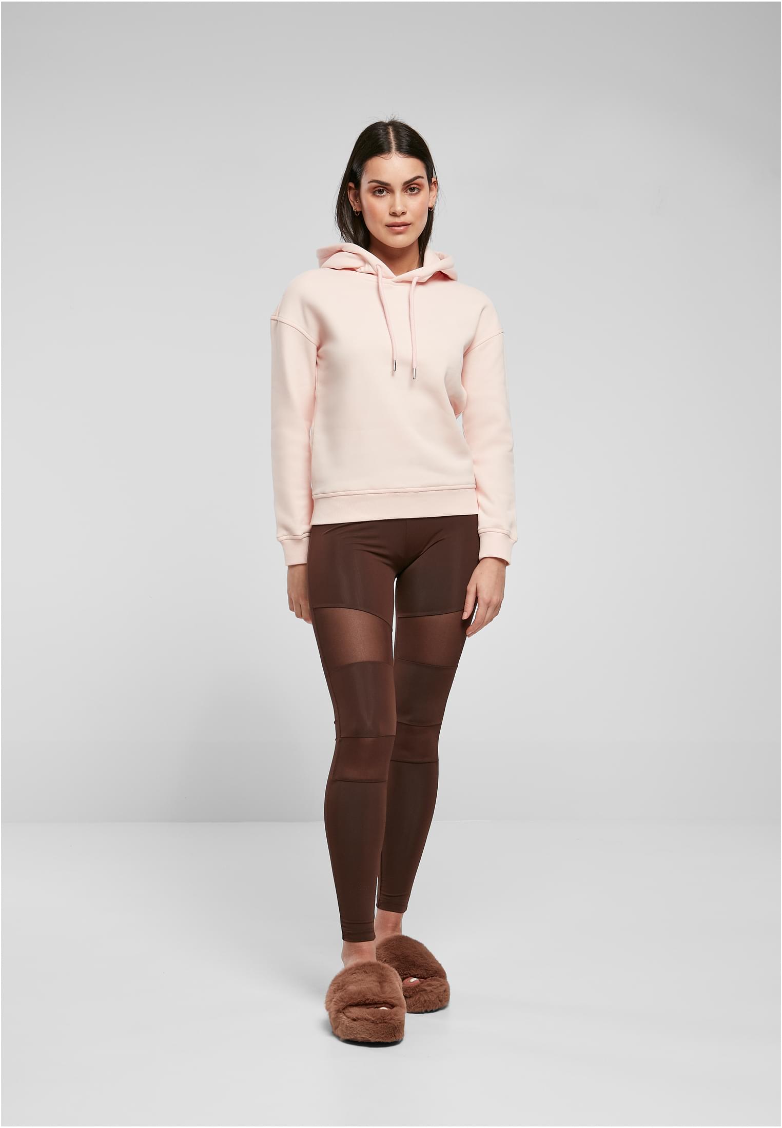 En kvinnlig modell som visar framsidan av en terrakottafärgad Ladies Organic Hoody.